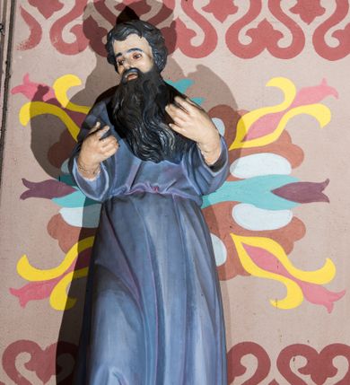 Zdjęcie nr 1: Rzeźba wyobraża frontalnie w całej postaci w kontrapoście św. Pawła Pustelnika. Mnich ma głowę ujętą w trzech czwartych w lewo, obie zaś ręce ma wyciągnięte przed sobą na wysokości piersi. Głowę świętego otacza długa, czarna broda oraz włosy. Ma pociągłą twarz o zapadniętych oczach, wydatny nos i usta. Ubrany jest w niebiesko-filoletową tunikę przewiązaną w pasie, spod której na dole widać fragmenty stóp.   