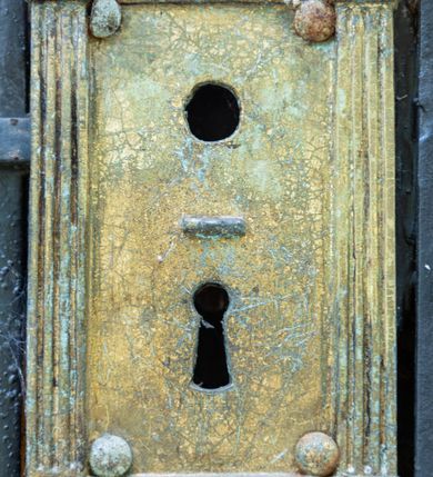 Zdjęcie nr 5: Kaplicę wzniesiono na rzucie koła, nakrywając jej wnętrze półkolistą kopułą. Ściany zewnętrzne zostały podzielone ośmioma pilastrami jońskimi, wspierającymi belkowanie. Powyżej belkowania biegnie profilowany gzyms koronujący, dekorowany fryzem kostkowym. Półokrągłe wejście usytuowano od zachodu. Prowadzi do niego pięć stopni. Wejście zamyka żelazna, klasycystyczna krata. Od wschodu w ścianie przepruto okulus, ujęty od wnętrza półokrągłym glifem w płytkiej, prostokątnej niszy zamkniętej półokrągło. Wnętrze pokryto ochrową polichromią, z wymalowanym białą kreską podziałem odzwierciedlającym artykulację zewnętrzną. Na ścianie umieszczono dwie czworoboczne płyty upamiętniające zmarłych pochowanych w krypcie. Wejście do krypty zamyka prostokątna, marmurowa płyta dekorowana aplikacją ze złoconego brązu, ukazującą trupią czaszkę ze skrzyżowanymi piszczelami umieszczoną nad antabą.