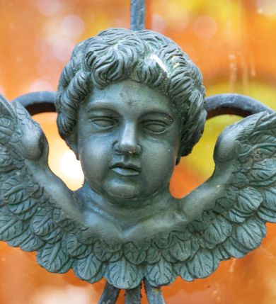 Zdjęcie nr 6: Kaplicę wzniesiono na rzucie koła, nakrywając jej wnętrze półkolistą kopułą. Ściany zewnętrzne zostały podzielone ośmioma pilastrami jońskimi, wspierającymi belkowanie. Powyżej belkowania biegnie profilowany gzyms koronujący, dekorowany fryzem kostkowym. Półokrągłe wejście usytuowano od zachodu. Prowadzi do niego pięć stopni. Wejście zamyka żelazna, klasycystyczna krata. Od wschodu w ścianie przepruto okulus, ujęty od wnętrza półokrągłym glifem w płytkiej, prostokątnej niszy zamkniętej półokrągło. Wnętrze pokryto ochrową polichromią, z wymalowanym białą kreską podziałem odzwierciedlającym artykulację zewnętrzną. Na ścianie umieszczono dwie czworoboczne płyty upamiętniające zmarłych pochowanych w krypcie. Wejście do krypty zamyka prostokątna, marmurowa płyta dekorowana aplikacją ze złoconego brązu, ukazującą trupią czaszkę ze skrzyżowanymi piszczelami umieszczoną nad antabą.