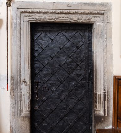 Zdjęcie nr 38: Kościół Wniebowzięcia Najświętszej Marii Panny w Oświęcimu jest świątynia murowaną, orientowaną. Dwuprzęsłowe prezbiterium zamknięte ścianą prostą wzniesiono na rzucie prostokąta. W jego narożach widoczne są przypory. Od południa wybudowano przy nim zakrystię, a od północy kaplicę Chrystusa Ukrzyżowanego, którą gruntownie przebudowano w stylu pseudoromańskim w latach dwudziestych XX wieku. Korpus kościoła uzyskał układ trójnawowej, dwuprzęsłowej hali. Od zachodu na osi wzniesiono czworoboczną, dwupoziomową wieżę. Pierwszy poziom, w którym urządzono kruchtę, jest zaopatrzony w narożach w uskokowe przypory. Natomiast drugi, wyraźnie zmniejszony, został wzniesiony ponad profilowanym gzymsem na rzucie czworobocznym o ściętych narożach. Całość nakryto ostrosłupowym hełmem zwieńczonym krzyżem, wspartym na trójkątnych przyczółkach stanowiących zakończenie ścian drugiego poziomu. Nawa główna otwiera się do naw bocznych z każdej strony poprzez dwiema opilastrowanymi arkadami filarowymi. Tęcza pomiędzy nawą, a prezbiterium uzyskała wykrój półkolisty. Wnetrze obu części kościoła nakryto sklepieniem kolebkowym z lunetami wsparte na gurtach. W części zachodniej kościoła na długości całego korpusu urządzono chór muzyczny wsparty na trzech arkadach z parapetem wygiętym łukowo pośrodku. Sklepienie i parapet chóru zostały udekorowane figurami geometrycznymi ze stiukowych listw profilowanych. Do południowej nawy bocznej prowadzi gotycki, ostrołukowy portal kamienny. Z kolei wejście do prezbiterium z zakrystii oraz z kruchty do północnej nawy bocznej obramieniają dwa prostokątne, kamienne portale gotycko-renesansowe. W prezbiterium ustawiono ołtarz główny, a dwa ołtarze boczne na wschodniej ścianie naw bocznych. Kolejny ołtarz boczny znalazł się po prawej stronie łuku tęczowego. Po jego zaś drugiej stronie zawieszono ambonę. 