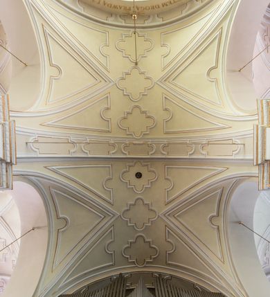 Zdjęcie nr 40: Kościół Wniebowzięcia Najświętszej Marii Panny w Oświęcimu jest świątynia murowaną, orientowaną. Dwuprzęsłowe prezbiterium zamknięte ścianą prostą wzniesiono na rzucie prostokąta. W jego narożach widoczne są przypory. Od południa wybudowano przy nim zakrystię, a od północy kaplicę Chrystusa Ukrzyżowanego, którą gruntownie przebudowano w stylu pseudoromańskim w latach dwudziestych XX wieku. Korpus kościoła uzyskał układ trójnawowej, dwuprzęsłowej hali. Od zachodu na osi wzniesiono czworoboczną, dwupoziomową wieżę. Pierwszy poziom, w którym urządzono kruchtę, jest zaopatrzony w narożach w uskokowe przypory. Natomiast drugi, wyraźnie zmniejszony, został wzniesiony ponad profilowanym gzymsem na rzucie czworobocznym o ściętych narożach. Całość nakryto ostrosłupowym hełmem zwieńczonym krzyżem, wspartym na trójkątnych przyczółkach stanowiących zakończenie ścian drugiego poziomu. Nawa główna otwiera się do naw bocznych z każdej strony poprzez dwiema opilastrowanymi arkadami filarowymi. Tęcza pomiędzy nawą, a prezbiterium uzyskała wykrój półkolisty. Wnetrze obu części kościoła nakryto sklepieniem kolebkowym z lunetami wsparte na gurtach. W części zachodniej kościoła na długości całego korpusu urządzono chór muzyczny wsparty na trzech arkadach z parapetem wygiętym łukowo pośrodku. Sklepienie i parapet chóru zostały udekorowane figurami geometrycznymi ze stiukowych listw profilowanych. Do południowej nawy bocznej prowadzi gotycki, ostrołukowy portal kamienny. Z kolei wejście do prezbiterium z zakrystii oraz z kruchty do północnej nawy bocznej obramieniają dwa prostokątne, kamienne portale gotycko-renesansowe. W prezbiterium ustawiono ołtarz główny, a dwa ołtarze boczne na wschodniej ścianie naw bocznych. Kolejny ołtarz boczny znalazł się po prawej stronie łuku tęczowego. Po jego zaś drugiej stronie zawieszono ambonę. 