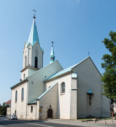 Zdjęcie nr 5: Kościół Wniebowzięcia Najświętszej Marii Panny w Oświęcimu jest świątynia murowaną, orientowaną. Dwuprzęsłowe prezbiterium zamknięte ścianą prostą wzniesiono na rzucie prostokąta. W jego narożach widoczne są przypory. Od południa wybudowano przy nim zakrystię, a od północy kaplicę Chrystusa Ukrzyżowanego, którą gruntownie przebudowano w stylu pseudoromańskim w latach dwudziestych XX wieku. Korpus kościoła uzyskał układ trójnawowej, dwuprzęsłowej hali. Od zachodu na osi wzniesiono czworoboczną, dwupoziomową wieżę. Pierwszy poziom, w którym urządzono kruchtę, jest zaopatrzony w narożach w uskokowe przypory. Natomiast drugi, wyraźnie zmniejszony, został wzniesiony ponad profilowanym gzymsem na rzucie czworobocznym o ściętych narożach. Całość nakryto ostrosłupowym hełmem zwieńczonym krzyżem, wspartym na trójkątnych przyczółkach stanowiących zakończenie ścian drugiego poziomu. Nawa główna otwiera się do naw bocznych z każdej strony poprzez dwiema opilastrowanymi arkadami filarowymi. Tęcza pomiędzy nawą, a prezbiterium uzyskała wykrój półkolisty. Wnetrze obu części kościoła nakryto sklepieniem kolebkowym z lunetami wsparte na gurtach. W części zachodniej kościoła na długości całego korpusu urządzono chór muzyczny wsparty na trzech arkadach z parapetem wygiętym łukowo pośrodku. Sklepienie i parapet chóru zostały udekorowane figurami geometrycznymi ze stiukowych listw profilowanych. Do południowej nawy bocznej prowadzi gotycki, ostrołukowy portal kamienny. Z kolei wejście do prezbiterium z zakrystii oraz z kruchty do północnej nawy bocznej obramieniają dwa prostokątne, kamienne portale gotycko-renesansowe. W prezbiterium ustawiono ołtarz główny, a dwa ołtarze boczne na wschodniej ścianie naw bocznych. Kolejny ołtarz boczny znalazł się po prawej stronie łuku tęczowego. Po jego zaś drugiej stronie zawieszono ambonę. 