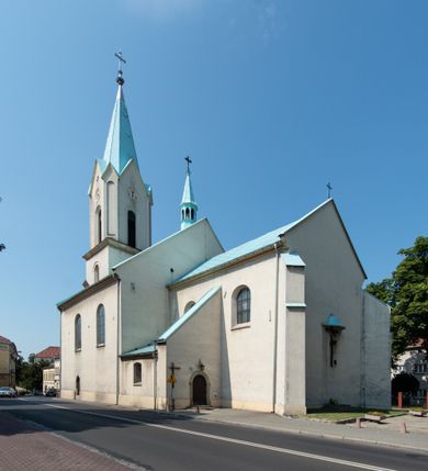 Zdjęcie nr 6: Kościół Wniebowzięcia Najświętszej Marii Panny w Oświęcimu jest świątynia murowaną, orientowaną. Dwuprzęsłowe prezbiterium zamknięte ścianą prostą wzniesiono na rzucie prostokąta. W jego narożach widoczne są przypory. Od południa wybudowano przy nim zakrystię, a od północy kaplicę Chrystusa Ukrzyżowanego, którą gruntownie przebudowano w stylu pseudoromańskim w latach dwudziestych XX wieku. Korpus kościoła uzyskał układ trójnawowej, dwuprzęsłowej hali. Od zachodu na osi wzniesiono czworoboczną, dwupoziomową wieżę. Pierwszy poziom, w którym urządzono kruchtę, jest zaopatrzony w narożach w uskokowe przypory. Natomiast drugi, wyraźnie zmniejszony, został wzniesiony ponad profilowanym gzymsem na rzucie czworobocznym o ściętych narożach. Całość nakryto ostrosłupowym hełmem zwieńczonym krzyżem, wspartym na trójkątnych przyczółkach stanowiących zakończenie ścian drugiego poziomu. Nawa główna otwiera się do naw bocznych z każdej strony poprzez dwiema opilastrowanymi arkadami filarowymi. Tęcza pomiędzy nawą, a prezbiterium uzyskała wykrój półkolisty. Wnetrze obu części kościoła nakryto sklepieniem kolebkowym z lunetami wsparte na gurtach. W części zachodniej kościoła na długości całego korpusu urządzono chór muzyczny wsparty na trzech arkadach z parapetem wygiętym łukowo pośrodku. Sklepienie i parapet chóru zostały udekorowane figurami geometrycznymi ze stiukowych listw profilowanych. Do południowej nawy bocznej prowadzi gotycki, ostrołukowy portal kamienny. Z kolei wejście do prezbiterium z zakrystii oraz z kruchty do północnej nawy bocznej obramieniają dwa prostokątne, kamienne portale gotycko-renesansowe. W prezbiterium ustawiono ołtarz główny, a dwa ołtarze boczne na wschodniej ścianie naw bocznych. Kolejny ołtarz boczny znalazł się po prawej stronie łuku tęczowego. Po jego zaś drugiej stronie zawieszono ambonę. 
