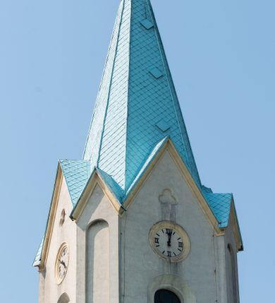 Zdjęcie nr 9: Kościół Wniebowzięcia Najświętszej Marii Panny w Oświęcimu jest świątynia murowaną, orientowaną. Dwuprzęsłowe prezbiterium zamknięte ścianą prostą wzniesiono na rzucie prostokąta. W jego narożach widoczne są przypory. Od południa wybudowano przy nim zakrystię, a od północy kaplicę Chrystusa Ukrzyżowanego, którą gruntownie przebudowano w stylu pseudoromańskim w latach dwudziestych XX wieku. Korpus kościoła uzyskał układ trójnawowej, dwuprzęsłowej hali. Od zachodu na osi wzniesiono czworoboczną, dwupoziomową wieżę. Pierwszy poziom, w którym urządzono kruchtę, jest zaopatrzony w narożach w uskokowe przypory. Natomiast drugi, wyraźnie zmniejszony, został wzniesiony ponad profilowanym gzymsem na rzucie czworobocznym o ściętych narożach. Całość nakryto ostrosłupowym hełmem zwieńczonym krzyżem, wspartym na trójkątnych przyczółkach stanowiących zakończenie ścian drugiego poziomu. Nawa główna otwiera się do naw bocznych z każdej strony poprzez dwiema opilastrowanymi arkadami filarowymi. Tęcza pomiędzy nawą, a prezbiterium uzyskała wykrój półkolisty. Wnetrze obu części kościoła nakryto sklepieniem kolebkowym z lunetami wsparte na gurtach. W części zachodniej kościoła na długości całego korpusu urządzono chór muzyczny wsparty na trzech arkadach z parapetem wygiętym łukowo pośrodku. Sklepienie i parapet chóru zostały udekorowane figurami geometrycznymi ze stiukowych listw profilowanych. Do południowej nawy bocznej prowadzi gotycki, ostrołukowy portal kamienny. Z kolei wejście do prezbiterium z zakrystii oraz z kruchty do północnej nawy bocznej obramieniają dwa prostokątne, kamienne portale gotycko-renesansowe. W prezbiterium ustawiono ołtarz główny, a dwa ołtarze boczne na wschodniej ścianie naw bocznych. Kolejny ołtarz boczny znalazł się po prawej stronie łuku tęczowego. Po jego zaś drugiej stronie zawieszono ambonę. 