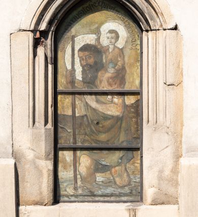 Zdjęcie nr 41: Kościół Wniebowzięcia Najświętszej Marii Panny w Oświęcimu jest świątynia murowaną, orientowaną. Dwuprzęsłowe prezbiterium zamknięte ścianą prostą wzniesiono na rzucie prostokąta. W jego narożach widoczne są przypory. Od południa wybudowano przy nim zakrystię, a od północy kaplicę Chrystusa Ukrzyżowanego, którą gruntownie przebudowano w stylu pseudoromańskim w latach dwudziestych XX wieku. Korpus kościoła uzyskał układ trójnawowej, dwuprzęsłowej hali. Od zachodu na osi wzniesiono czworoboczną, dwupoziomową wieżę. Pierwszy poziom, w którym urządzono kruchtę, jest zaopatrzony w narożach w uskokowe przypory. Natomiast drugi, wyraźnie zmniejszony, został wzniesiony ponad profilowanym gzymsem na rzucie czworobocznym o ściętych narożach. Całość nakryto ostrosłupowym hełmem zwieńczonym krzyżem, wspartym na trójkątnych przyczółkach stanowiących zakończenie ścian drugiego poziomu. Nawa główna otwiera się do naw bocznych z każdej strony poprzez dwiema opilastrowanymi arkadami filarowymi. Tęcza pomiędzy nawą, a prezbiterium uzyskała wykrój półkolisty. Wnetrze obu części kościoła nakryto sklepieniem kolebkowym z lunetami wsparte na gurtach. W części zachodniej kościoła na długości całego korpusu urządzono chór muzyczny wsparty na trzech arkadach z parapetem wygiętym łukowo pośrodku. Sklepienie i parapet chóru zostały udekorowane figurami geometrycznymi ze stiukowych listw profilowanych. Do południowej nawy bocznej prowadzi gotycki, ostrołukowy portal kamienny. Z kolei wejście do prezbiterium z zakrystii oraz z kruchty do północnej nawy bocznej obramieniają dwa prostokątne, kamienne portale gotycko-renesansowe. W prezbiterium ustawiono ołtarz główny, a dwa ołtarze boczne na wschodniej ścianie naw bocznych. Kolejny ołtarz boczny znalazł się po prawej stronie łuku tęczowego. Po jego zaś drugiej stronie zawieszono ambonę. 