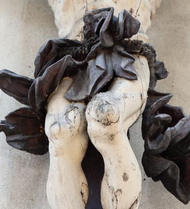 Zdjęcie nr 19: Kościół Wniebowzięcia Najświętszej Marii Panny w Oświęcimu jest świątynia murowaną, orientowaną. Dwuprzęsłowe prezbiterium zamknięte ścianą prostą wzniesiono na rzucie prostokąta. W jego narożach widoczne są przypory. Od południa wybudowano przy nim zakrystię, a od północy kaplicę Chrystusa Ukrzyżowanego, którą gruntownie przebudowano w stylu pseudoromańskim w latach dwudziestych XX wieku. Korpus kościoła uzyskał układ trójnawowej, dwuprzęsłowej hali. Od zachodu na osi wzniesiono czworoboczną, dwupoziomową wieżę. Pierwszy poziom, w którym urządzono kruchtę, jest zaopatrzony w narożach w uskokowe przypory. Natomiast drugi, wyraźnie zmniejszony, został wzniesiony ponad profilowanym gzymsem na rzucie czworobocznym o ściętych narożach. Całość nakryto ostrosłupowym hełmem zwieńczonym krzyżem, wspartym na trójkątnych przyczółkach stanowiących zakończenie ścian drugiego poziomu. Nawa główna otwiera się do naw bocznych z każdej strony poprzez dwiema opilastrowanymi arkadami filarowymi. Tęcza pomiędzy nawą, a prezbiterium uzyskała wykrój półkolisty. Wnetrze obu części kościoła nakryto sklepieniem kolebkowym z lunetami wsparte na gurtach. W części zachodniej kościoła na długości całego korpusu urządzono chór muzyczny wsparty na trzech arkadach z parapetem wygiętym łukowo pośrodku. Sklepienie i parapet chóru zostały udekorowane figurami geometrycznymi ze stiukowych listw profilowanych. Do południowej nawy bocznej prowadzi gotycki, ostrołukowy portal kamienny. Z kolei wejście do prezbiterium z zakrystii oraz z kruchty do północnej nawy bocznej obramieniają dwa prostokątne, kamienne portale gotycko-renesansowe. W prezbiterium ustawiono ołtarz główny, a dwa ołtarze boczne na wschodniej ścianie naw bocznych. Kolejny ołtarz boczny znalazł się po prawej stronie łuku tęczowego. Po jego zaś drugiej stronie zawieszono ambonę. 