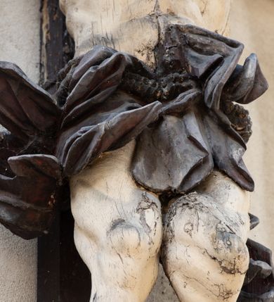 Zdjęcie nr 21: Kościół Wniebowzięcia Najświętszej Marii Panny w Oświęcimu jest świątynia murowaną, orientowaną. Dwuprzęsłowe prezbiterium zamknięte ścianą prostą wzniesiono na rzucie prostokąta. W jego narożach widoczne są przypory. Od południa wybudowano przy nim zakrystię, a od północy kaplicę Chrystusa Ukrzyżowanego, którą gruntownie przebudowano w stylu pseudoromańskim w latach dwudziestych XX wieku. Korpus kościoła uzyskał układ trójnawowej, dwuprzęsłowej hali. Od zachodu na osi wzniesiono czworoboczną, dwupoziomową wieżę. Pierwszy poziom, w którym urządzono kruchtę, jest zaopatrzony w narożach w uskokowe przypory. Natomiast drugi, wyraźnie zmniejszony, został wzniesiony ponad profilowanym gzymsem na rzucie czworobocznym o ściętych narożach. Całość nakryto ostrosłupowym hełmem zwieńczonym krzyżem, wspartym na trójkątnych przyczółkach stanowiących zakończenie ścian drugiego poziomu. Nawa główna otwiera się do naw bocznych z każdej strony poprzez dwiema opilastrowanymi arkadami filarowymi. Tęcza pomiędzy nawą, a prezbiterium uzyskała wykrój półkolisty. Wnetrze obu części kościoła nakryto sklepieniem kolebkowym z lunetami wsparte na gurtach. W części zachodniej kościoła na długości całego korpusu urządzono chór muzyczny wsparty na trzech arkadach z parapetem wygiętym łukowo pośrodku. Sklepienie i parapet chóru zostały udekorowane figurami geometrycznymi ze stiukowych listw profilowanych. Do południowej nawy bocznej prowadzi gotycki, ostrołukowy portal kamienny. Z kolei wejście do prezbiterium z zakrystii oraz z kruchty do północnej nawy bocznej obramieniają dwa prostokątne, kamienne portale gotycko-renesansowe. W prezbiterium ustawiono ołtarz główny, a dwa ołtarze boczne na wschodniej ścianie naw bocznych. Kolejny ołtarz boczny znalazł się po prawej stronie łuku tęczowego. Po jego zaś drugiej stronie zawieszono ambonę. 