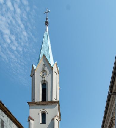 Zdjęcie nr 1: Kościół Wniebowzięcia Najświętszej Marii Panny w Oświęcimu jest świątynia murowaną, orientowaną. Dwuprzęsłowe prezbiterium zamknięte ścianą prostą wzniesiono na rzucie prostokąta. W jego narożach widoczne są przypory. Od południa wybudowano przy nim zakrystię, a od północy kaplicę Chrystusa Ukrzyżowanego, którą gruntownie przebudowano w stylu pseudoromańskim w latach dwudziestych XX wieku. Korpus kościoła uzyskał układ trójnawowej, dwuprzęsłowej hali. Od zachodu na osi wzniesiono czworoboczną, dwupoziomową wieżę. Pierwszy poziom, w którym urządzono kruchtę, jest zaopatrzony w narożach w uskokowe przypory. Natomiast drugi, wyraźnie zmniejszony, został wzniesiony ponad profilowanym gzymsem na rzucie czworobocznym o ściętych narożach. Całość nakryto ostrosłupowym hełmem zwieńczonym krzyżem, wspartym na trójkątnych przyczółkach stanowiących zakończenie ścian drugiego poziomu. Nawa główna otwiera się do naw bocznych z każdej strony poprzez dwiema opilastrowanymi arkadami filarowymi. Tęcza pomiędzy nawą, a prezbiterium uzyskała wykrój półkolisty. Wnetrze obu części kościoła nakryto sklepieniem kolebkowym z lunetami wsparte na gurtach. W części zachodniej kościoła na długości całego korpusu urządzono chór muzyczny wsparty na trzech arkadach z parapetem wygiętym łukowo pośrodku. Sklepienie i parapet chóru zostały udekorowane figurami geometrycznymi ze stiukowych listw profilowanych. Do południowej nawy bocznej prowadzi gotycki, ostrołukowy portal kamienny. Z kolei wejście do prezbiterium z zakrystii oraz z kruchty do północnej nawy bocznej obramieniają dwa prostokątne, kamienne portale gotycko-renesansowe. W prezbiterium ustawiono ołtarz główny, a dwa ołtarze boczne na wschodniej ścianie naw bocznych. Kolejny ołtarz boczny znalazł się po prawej stronie łuku tęczowego. Po jego zaś drugiej stronie zawieszono ambonę. 