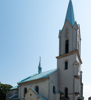 Zdjęcie nr 2: Kościół Wniebowzięcia Najświętszej Marii Panny w Oświęcimu jest świątynia murowaną, orientowaną. Dwuprzęsłowe prezbiterium zamknięte ścianą prostą wzniesiono na rzucie prostokąta. W jego narożach widoczne są przypory. Od południa wybudowano przy nim zakrystię, a od północy kaplicę Chrystusa Ukrzyżowanego, którą gruntownie przebudowano w stylu pseudoromańskim w latach dwudziestych XX wieku. Korpus kościoła uzyskał układ trójnawowej, dwuprzęsłowej hali. Od zachodu na osi wzniesiono czworoboczną, dwupoziomową wieżę. Pierwszy poziom, w którym urządzono kruchtę, jest zaopatrzony w narożach w uskokowe przypory. Natomiast drugi, wyraźnie zmniejszony, został wzniesiony ponad profilowanym gzymsem na rzucie czworobocznym o ściętych narożach. Całość nakryto ostrosłupowym hełmem zwieńczonym krzyżem, wspartym na trójkątnych przyczółkach stanowiących zakończenie ścian drugiego poziomu. Nawa główna otwiera się do naw bocznych z każdej strony poprzez dwiema opilastrowanymi arkadami filarowymi. Tęcza pomiędzy nawą, a prezbiterium uzyskała wykrój półkolisty. Wnetrze obu części kościoła nakryto sklepieniem kolebkowym z lunetami wsparte na gurtach. W części zachodniej kościoła na długości całego korpusu urządzono chór muzyczny wsparty na trzech arkadach z parapetem wygiętym łukowo pośrodku. Sklepienie i parapet chóru zostały udekorowane figurami geometrycznymi ze stiukowych listw profilowanych. Do południowej nawy bocznej prowadzi gotycki, ostrołukowy portal kamienny. Z kolei wejście do prezbiterium z zakrystii oraz z kruchty do północnej nawy bocznej obramieniają dwa prostokątne, kamienne portale gotycko-renesansowe. W prezbiterium ustawiono ołtarz główny, a dwa ołtarze boczne na wschodniej ścianie naw bocznych. Kolejny ołtarz boczny znalazł się po prawej stronie łuku tęczowego. Po jego zaś drugiej stronie zawieszono ambonę. 