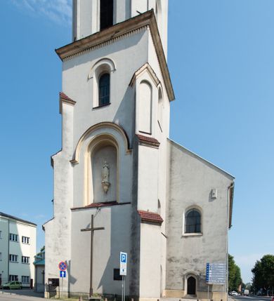 Zdjęcie nr 3: Kościół Wniebowzięcia Najświętszej Marii Panny w Oświęcimu jest świątynia murowaną, orientowaną. Dwuprzęsłowe prezbiterium zamknięte ścianą prostą wzniesiono na rzucie prostokąta. W jego narożach widoczne są przypory. Od południa wybudowano przy nim zakrystię, a od północy kaplicę Chrystusa Ukrzyżowanego, którą gruntownie przebudowano w stylu pseudoromańskim w latach dwudziestych XX wieku. Korpus kościoła uzyskał układ trójnawowej, dwuprzęsłowej hali. Od zachodu na osi wzniesiono czworoboczną, dwupoziomową wieżę. Pierwszy poziom, w którym urządzono kruchtę, jest zaopatrzony w narożach w uskokowe przypory. Natomiast drugi, wyraźnie zmniejszony, został wzniesiony ponad profilowanym gzymsem na rzucie czworobocznym o ściętych narożach. Całość nakryto ostrosłupowym hełmem zwieńczonym krzyżem, wspartym na trójkątnych przyczółkach stanowiących zakończenie ścian drugiego poziomu. Nawa główna otwiera się do naw bocznych z każdej strony poprzez dwiema opilastrowanymi arkadami filarowymi. Tęcza pomiędzy nawą, a prezbiterium uzyskała wykrój półkolisty. Wnetrze obu części kościoła nakryto sklepieniem kolebkowym z lunetami wsparte na gurtach. W części zachodniej kościoła na długości całego korpusu urządzono chór muzyczny wsparty na trzech arkadach z parapetem wygiętym łukowo pośrodku. Sklepienie i parapet chóru zostały udekorowane figurami geometrycznymi ze stiukowych listw profilowanych. Do południowej nawy bocznej prowadzi gotycki, ostrołukowy portal kamienny. Z kolei wejście do prezbiterium z zakrystii oraz z kruchty do północnej nawy bocznej obramieniają dwa prostokątne, kamienne portale gotycko-renesansowe. W prezbiterium ustawiono ołtarz główny, a dwa ołtarze boczne na wschodniej ścianie naw bocznych. Kolejny ołtarz boczny znalazł się po prawej stronie łuku tęczowego. Po jego zaś drugiej stronie zawieszono ambonę. 