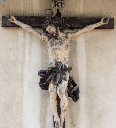 Zdjęcie nr 16: Kościół Wniebowzięcia Najświętszej Marii Panny w Oświęcimu jest świątynia murowaną, orientowaną. Dwuprzęsłowe prezbiterium zamknięte ścianą prostą wzniesiono na rzucie prostokąta. W jego narożach widoczne są przypory. Od południa wybudowano przy nim zakrystię, a od północy kaplicę Chrystusa Ukrzyżowanego, którą gruntownie przebudowano w stylu pseudoromańskim w latach dwudziestych XX wieku. Korpus kościoła uzyskał układ trójnawowej, dwuprzęsłowej hali. Od zachodu na osi wzniesiono czworoboczną, dwupoziomową wieżę. Pierwszy poziom, w którym urządzono kruchtę, jest zaopatrzony w narożach w uskokowe przypory. Natomiast drugi, wyraźnie zmniejszony, został wzniesiony ponad profilowanym gzymsem na rzucie czworobocznym o ściętych narożach. Całość nakryto ostrosłupowym hełmem zwieńczonym krzyżem, wspartym na trójkątnych przyczółkach stanowiących zakończenie ścian drugiego poziomu. Nawa główna otwiera się do naw bocznych z każdej strony poprzez dwiema opilastrowanymi arkadami filarowymi. Tęcza pomiędzy nawą, a prezbiterium uzyskała wykrój półkolisty. Wnetrze obu części kościoła nakryto sklepieniem kolebkowym z lunetami wsparte na gurtach. W części zachodniej kościoła na długości całego korpusu urządzono chór muzyczny wsparty na trzech arkadach z parapetem wygiętym łukowo pośrodku. Sklepienie i parapet chóru zostały udekorowane figurami geometrycznymi ze stiukowych listw profilowanych. Do południowej nawy bocznej prowadzi gotycki, ostrołukowy portal kamienny. Z kolei wejście do prezbiterium z zakrystii oraz z kruchty do północnej nawy bocznej obramieniają dwa prostokątne, kamienne portale gotycko-renesansowe. W prezbiterium ustawiono ołtarz główny, a dwa ołtarze boczne na wschodniej ścianie naw bocznych. Kolejny ołtarz boczny znalazł się po prawej stronie łuku tęczowego. Po jego zaś drugiej stronie zawieszono ambonę. 