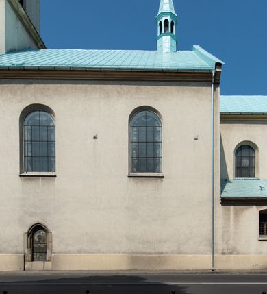 Zdjęcie nr 10: Kościół Wniebowzięcia Najświętszej Marii Panny w Oświęcimu jest świątynia murowaną, orientowaną. Dwuprzęsłowe prezbiterium zamknięte ścianą prostą wzniesiono na rzucie prostokąta. W jego narożach widoczne są przypory. Od południa wybudowano przy nim zakrystię, a od północy kaplicę Chrystusa Ukrzyżowanego, którą gruntownie przebudowano w stylu pseudoromańskim w latach dwudziestych XX wieku. Korpus kościoła uzyskał układ trójnawowej, dwuprzęsłowej hali. Od zachodu na osi wzniesiono czworoboczną, dwupoziomową wieżę. Pierwszy poziom, w którym urządzono kruchtę, jest zaopatrzony w narożach w uskokowe przypory. Natomiast drugi, wyraźnie zmniejszony, został wzniesiony ponad profilowanym gzymsem na rzucie czworobocznym o ściętych narożach. Całość nakryto ostrosłupowym hełmem zwieńczonym krzyżem, wspartym na trójkątnych przyczółkach stanowiących zakończenie ścian drugiego poziomu. Nawa główna otwiera się do naw bocznych z każdej strony poprzez dwiema opilastrowanymi arkadami filarowymi. Tęcza pomiędzy nawą, a prezbiterium uzyskała wykrój półkolisty. Wnetrze obu części kościoła nakryto sklepieniem kolebkowym z lunetami wsparte na gurtach. W części zachodniej kościoła na długości całego korpusu urządzono chór muzyczny wsparty na trzech arkadach z parapetem wygiętym łukowo pośrodku. Sklepienie i parapet chóru zostały udekorowane figurami geometrycznymi ze stiukowych listw profilowanych. Do południowej nawy bocznej prowadzi gotycki, ostrołukowy portal kamienny. Z kolei wejście do prezbiterium z zakrystii oraz z kruchty do północnej nawy bocznej obramieniają dwa prostokątne, kamienne portale gotycko-renesansowe. W prezbiterium ustawiono ołtarz główny, a dwa ołtarze boczne na wschodniej ścianie naw bocznych. Kolejny ołtarz boczny znalazł się po prawej stronie łuku tęczowego. Po jego zaś drugiej stronie zawieszono ambonę. 