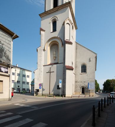 Zdjęcie nr 42: Kościół Wniebowzięcia Najświętszej Marii Panny w Oświęcimu jest świątynia murowaną, orientowaną. Dwuprzęsłowe prezbiterium zamknięte ścianą prostą wzniesiono na rzucie prostokąta. W jego narożach widoczne są przypory. Od południa wybudowano przy nim zakrystię, a od północy kaplicę Chrystusa Ukrzyżowanego, którą gruntownie przebudowano w stylu pseudoromańskim w latach dwudziestych XX wieku. Korpus kościoła uzyskał układ trójnawowej, dwuprzęsłowej hali. Od zachodu na osi wzniesiono czworoboczną, dwupoziomową wieżę. Pierwszy poziom, w którym urządzono kruchtę, jest zaopatrzony w narożach w uskokowe przypory. Natomiast drugi, wyraźnie zmniejszony, został wzniesiony ponad profilowanym gzymsem na rzucie czworobocznym o ściętych narożach. Całość nakryto ostrosłupowym hełmem zwieńczonym krzyżem, wspartym na trójkątnych przyczółkach stanowiących zakończenie ścian drugiego poziomu. Nawa główna otwiera się do naw bocznych z każdej strony poprzez dwiema opilastrowanymi arkadami filarowymi. Tęcza pomiędzy nawą, a prezbiterium uzyskała wykrój półkolisty. Wnetrze obu części kościoła nakryto sklepieniem kolebkowym z lunetami wsparte na gurtach. W części zachodniej kościoła na długości całego korpusu urządzono chór muzyczny wsparty na trzech arkadach z parapetem wygiętym łukowo pośrodku. Sklepienie i parapet chóru zostały udekorowane figurami geometrycznymi ze stiukowych listw profilowanych. Do południowej nawy bocznej prowadzi gotycki, ostrołukowy portal kamienny. Z kolei wejście do prezbiterium z zakrystii oraz z kruchty do północnej nawy bocznej obramieniają dwa prostokątne, kamienne portale gotycko-renesansowe. W prezbiterium ustawiono ołtarz główny, a dwa ołtarze boczne na wschodniej ścianie naw bocznych. Kolejny ołtarz boczny znalazł się po prawej stronie łuku tęczowego. Po jego zaś drugiej stronie zawieszono ambonę. 