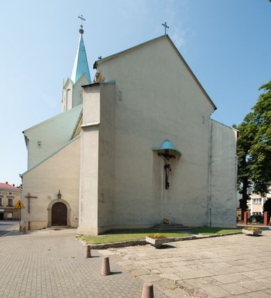 Zdjęcie nr 43: Kościół Wniebowzięcia Najświętszej Marii Panny w Oświęcimu jest świątynia murowaną, orientowaną. Dwuprzęsłowe prezbiterium zamknięte ścianą prostą wzniesiono na rzucie prostokąta. W jego narożach widoczne są przypory. Od południa wybudowano przy nim zakrystię, a od północy kaplicę Chrystusa Ukrzyżowanego, którą gruntownie przebudowano w stylu pseudoromańskim w latach dwudziestych XX wieku. Korpus kościoła uzyskał układ trójnawowej, dwuprzęsłowej hali. Od zachodu na osi wzniesiono czworoboczną, dwupoziomową wieżę. Pierwszy poziom, w którym urządzono kruchtę, jest zaopatrzony w narożach w uskokowe przypory. Natomiast drugi, wyraźnie zmniejszony, został wzniesiony ponad profilowanym gzymsem na rzucie czworobocznym o ściętych narożach. Całość nakryto ostrosłupowym hełmem zwieńczonym krzyżem, wspartym na trójkątnych przyczółkach stanowiących zakończenie ścian drugiego poziomu. Nawa główna otwiera się do naw bocznych z każdej strony poprzez dwiema opilastrowanymi arkadami filarowymi. Tęcza pomiędzy nawą, a prezbiterium uzyskała wykrój półkolisty. Wnetrze obu części kościoła nakryto sklepieniem kolebkowym z lunetami wsparte na gurtach. W części zachodniej kościoła na długości całego korpusu urządzono chór muzyczny wsparty na trzech arkadach z parapetem wygiętym łukowo pośrodku. Sklepienie i parapet chóru zostały udekorowane figurami geometrycznymi ze stiukowych listw profilowanych. Do południowej nawy bocznej prowadzi gotycki, ostrołukowy portal kamienny. Z kolei wejście do prezbiterium z zakrystii oraz z kruchty do północnej nawy bocznej obramieniają dwa prostokątne, kamienne portale gotycko-renesansowe. W prezbiterium ustawiono ołtarz główny, a dwa ołtarze boczne na wschodniej ścianie naw bocznych. Kolejny ołtarz boczny znalazł się po prawej stronie łuku tęczowego. Po jego zaś drugiej stronie zawieszono ambonę. 
