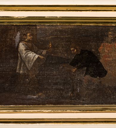 Zdjęcie nr 2: Przyścienny, jednoosiowy ołtarz uzyskał formę architektoniczną, jednokondygnacyjną. Stipes ołtarzowy otrzymał  kształt sarkofagowy z wybrzuszoną dolną częścią. Retabulum ustawiono na podwójnym cokole, ujmując kondygnacje parą kolumn o stylizowanych kapitelach kompozytowych. Podpory dźwigają odcinki belkowania z trójkątnym przerwanym przyczółkiem. W części środkowej usytuowano prostokątną wnękę zamkniętą od góry trójbocznie, obramienioną profilowaną, złoconą ramą. We wnęce zamontowano obraz Pana Jezusa Cierpiącego w typie Ecce Homo. Poniżej w drugiej strefie cokołu znalazł się obraz w kształcie leżącego prostokąta ze ściętymi narożami, przedstawiający cud z osłem św. Antoniego z Padwy. W partii przerwanego przyczółka zawieszono obraz w profilowanej ramie o ściętych narożach z przedstawieniem św. Stanisława Kostki. Nastawę ujmują trójstrefowe, smukłe cokoły z figurami św. Franciszka z Asyżu po lewej i świętego Pawła Pustelnika po prawej. Na cokołach i ponad ramą środkowego obrazu widać motyw ornamentu akantowego. 