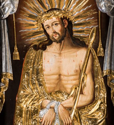 Zdjęcie nr 5: Przyścienny, jednoosiowy ołtarz uzyskał formę architektoniczną, jednokondygnacyjną. Stipes ołtarzowy otrzymał  kształt sarkofagowy z wybrzuszoną dolną częścią. Retabulum ustawiono na podwójnym cokole, ujmując kondygnacje parą kolumn o stylizowanych kapitelach kompozytowych. Podpory dźwigają odcinki belkowania z trójkątnym przerwanym przyczółkiem. W części środkowej usytuowano prostokątną wnękę zamkniętą od góry trójbocznie, obramienioną profilowaną, złoconą ramą. We wnęce zamontowano obraz Pana Jezusa Cierpiącego w typie Ecce Homo. Poniżej w drugiej strefie cokołu znalazł się obraz w kształcie leżącego prostokąta ze ściętymi narożami, przedstawiający cud z osłem św. Antoniego z Padwy. W partii przerwanego przyczółka zawieszono obraz w profilowanej ramie o ściętych narożach z przedstawieniem św. Stanisława Kostki. Nastawę ujmują trójstrefowe, smukłe cokoły z figurami św. Franciszka z Asyżu po lewej i świętego Pawła Pustelnika po prawej. Na cokołach i ponad ramą środkowego obrazu widać motyw ornamentu akantowego. 