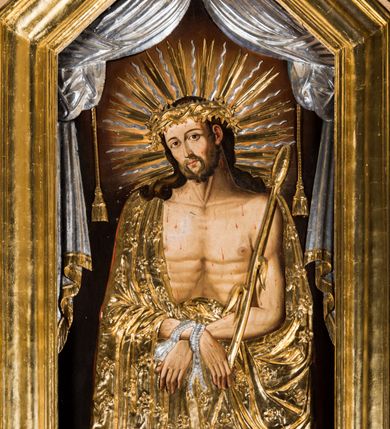 Zdjęcie nr 4: Przyścienny, jednoosiowy ołtarz uzyskał formę architektoniczną, jednokondygnacyjną. Stipes ołtarzowy otrzymał  kształt sarkofagowy z wybrzuszoną dolną częścią. Retabulum ustawiono na podwójnym cokole, ujmując kondygnacje parą kolumn o stylizowanych kapitelach kompozytowych. Podpory dźwigają odcinki belkowania z trójkątnym przerwanym przyczółkiem. W części środkowej usytuowano prostokątną wnękę zamkniętą od góry trójbocznie, obramienioną profilowaną, złoconą ramą. We wnęce zamontowano obraz Pana Jezusa Cierpiącego w typie Ecce Homo. Poniżej w drugiej strefie cokołu znalazł się obraz w kształcie leżącego prostokąta ze ściętymi narożami, przedstawiający cud z osłem św. Antoniego z Padwy. W partii przerwanego przyczółka zawieszono obraz w profilowanej ramie o ściętych narożach z przedstawieniem św. Stanisława Kostki. Nastawę ujmują trójstrefowe, smukłe cokoły z figurami św. Franciszka z Asyżu po lewej i świętego Pawła Pustelnika po prawej. Na cokołach i ponad ramą środkowego obrazu widać motyw ornamentu akantowego. 