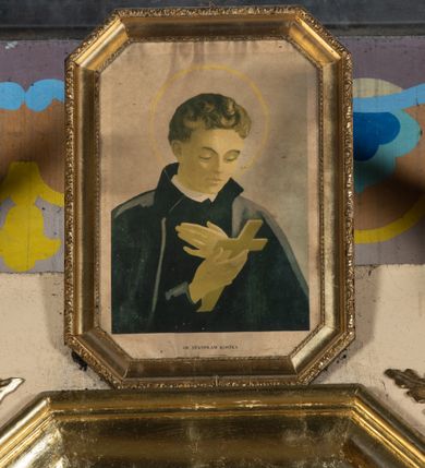 Zdjęcie nr 3: Przyścienny, jednoosiowy ołtarz uzyskał formę architektoniczną, jednokondygnacyjną. Stipes ołtarzowy otrzymał  kształt sarkofagowy z wybrzuszoną dolną częścią. Retabulum ustawiono na podwójnym cokole, ujmując kondygnacje parą kolumn o stylizowanych kapitelach kompozytowych. Podpory dźwigają odcinki belkowania z trójkątnym przerwanym przyczółkiem. W części środkowej usytuowano prostokątną wnękę zamkniętą od góry trójbocznie, obramienioną profilowaną, złoconą ramą. We wnęce zamontowano obraz Pana Jezusa Cierpiącego w typie Ecce Homo. Poniżej w drugiej strefie cokołu znalazł się obraz w kształcie leżącego prostokąta ze ściętymi narożami, przedstawiający cud z osłem św. Antoniego z Padwy. W partii przerwanego przyczółka zawieszono obraz w profilowanej ramie o ściętych narożach z przedstawieniem św. Stanisława Kostki. Nastawę ujmują trójstrefowe, smukłe cokoły z figurami św. Franciszka z Asyżu po lewej i świętego Pawła Pustelnika po prawej. Na cokołach i ponad ramą środkowego obrazu widać motyw ornamentu akantowego. 