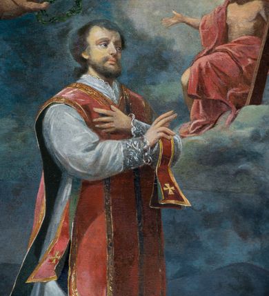 Zdjęcie nr 2: Obraz w kształcie stojącego prostokąta zamkniętego łukiem nadwieszonym z uskokiem. W centrum kompozycji stoi przedstawiony w całej postaci św. Walenty, który spogląda na ukazującego mu się Jezusa, lewą rękę składa na piersi, a prawą wyciąga w geście błogosławieństwa. Ma małą, owalną twarz, z głęboko osadzonymi oczami i małymi ustami otoczonymi wąsami i krótką brodą; włosy krótkie. Jest ubrany w białą albę z pasem koronki na dole i u rękawów i czerwony, lamowany złotem ornat, spod którego wystaje fragment stuły, przez lewą rękę ma przewiązany manipularz. Przed nim, na obłokach tronuje Chrystus ubrany jedynie w czerwony płaszcz. Prawą rękę wyciąga przed siebie, w lewej trzyma widoczny jedynie we fragmencie krzyż, spogląda na świętego. Z lewej strony kompozycji w stronę Walentego zlatuje putto trzymające wieniec z liści laurowych oraz palmę męczeństwa. W łuku zamykającym od góry kompozycję widoczne są dwa kolejne aniołki. U stóp Walentego, na ziemi leży kobieta w białej sukni z owiniętą głową. Jest przykryta czerwonym płaszczem, rękę składa na piersi, ma zamknięte oczy. W tle górzysty krajobraz, powyżej granatowe niebo, rozjaśnione jedynie za postacią Chrystusa. Obraz w złoconej, profilowanej ramie. 