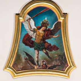 Zdjęcie nr 1: Obraz z przedstawieniem Michała Archanioła walczącego z szatanem. W centrum kompozycji archanioł w momencie ataku unosi się powyżej szatana na rozpostartych skrzydłach. W prawej ręce trzyma skierowany ostrzem w górę ognisty miecz, lewą unosi do boku. Archanioł ma małą, okrągłą głowę, długie, falowane włosy spływają mu na plecy. Jest ubrany w strój żołnierza rzymskiego: złoty pancerz z naramiennikami założony na zieloną tunikę i sandały. Czerwony płaszcz zarzucony na lewe ramię rozwiewa się dynamicznymi za plecami. W dolnej partii obrazu szatan zobrazowany jako człowiek z rogami i skrzydłami, uchyla się przed nadchodzącym ciosem. W prawym, dolnym rogu widać zielonego stwora z otwartym dziobem i rozpostartymi pazurami, w lewym wyciągniętą dłoń. Tło utrzymane w chłodnej, niebieskiej tonacji, ciemnieje w dolnej partii obrazu.  Obraz w złoconej, profilowanej ramie o wklęsło-wypukłym kształcie. 