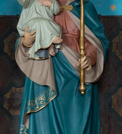 Zdjęcie nr 11: Ołtarz architektoniczny, przyścienny, jednokondygnacyjny, trójosiowy, ze zwieńczeniem. Ołtarz prostopadłościenny z antepedium zdobionym polichromowanym motywem liści akantu po bokach, pośrodku medalion z monogramem chrystologicznym. Tabernakulum w formie prostopadłościennej szafki z drzwiczkami zamkniętymi łukiem półkolistym ujętym fryzem arkadkowym, zdobionych monogramem chrystologicznym. Retabulum na niewysokim, zryzalitowanym cokole o zakończeniach w formie konsoli. Osi głównej części nastawy są w formie półkolistych arkad z niszami, wspartych parami kolumn o kapitelach kompozytowych, przy czym środkowa jest większa względem bocznych dźwigających belkowanie. Zwieńczenie części środkowej retabulum przybiera formę zbliżoną do trójkątnego przyczółka. Pola cokołu retabulum zdobi polichromowana i płaskorzeźbiona ornamentyka roślinna. Ścianki niszy pokryte są dekoracją malarską naśladującą wzorzyste tkaniny, a w górnej partii błękitne, gwieździste niebo. Łuki nisz ujmuje ażurowy fryz arkadkowy, dodatkowo obramienie niszy głównej z motywem rozetek. W przyłuczach dekoracja w formie wici roślinnej. Krawędź attyki oraz zwieńczenia zdobi ażurowa wić roślinna. W polu części środkowej znajduje się figura Madonny z Dzieciątkiem, w arkadzie po prawej stronie ołtarza św. Andrzeja, po lewej św. Piotra. Struktura ołtarza utrzymana jest w kolorach białym, niebieskim, zielonym i jasnoczerwonym, detal architektoniczny i ornamentyka są złocone.        