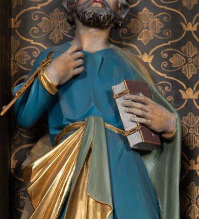 Zdjęcie nr 14: Ołtarz architektoniczny, przyścienny, jednokondygnacyjny, trójosiowy, ze zwieńczeniem. Ołtarz prostopadłościenny z antepedium zdobionym polichromowanym motywem liści akantu po bokach, pośrodku medalion z monogramem chrystologicznym. Tabernakulum w formie prostopadłościennej szafki z drzwiczkami zamkniętymi łukiem półkolistym ujętym fryzem arkadkowym, zdobionych monogramem chrystologicznym. Retabulum na niewysokim, zryzalitowanym cokole o zakończeniach w formie konsoli. Osi głównej części nastawy są w formie półkolistych arkad z niszami, wspartych parami kolumn o kapitelach kompozytowych, przy czym środkowa jest większa względem bocznych dźwigających belkowanie. Zwieńczenie części środkowej retabulum przybiera formę zbliżoną do trójkątnego przyczółka. Pola cokołu retabulum zdobi polichromowana i płaskorzeźbiona ornamentyka roślinna. Ścianki niszy pokryte są dekoracją malarską naśladującą wzorzyste tkaniny, a w górnej partii błękitne, gwieździste niebo. Łuki nisz ujmuje ażurowy fryz arkadkowy, dodatkowo obramienie niszy głównej z motywem rozetek. W przyłuczach dekoracja w formie wici roślinnej. Krawędź attyki oraz zwieńczenia zdobi ażurowa wić roślinna. W polu części środkowej znajduje się figura Madonny z Dzieciątkiem, w arkadzie po prawej stronie ołtarza św. Andrzeja, po lewej św. Piotra. Struktura ołtarza utrzymana jest w kolorach białym, niebieskim, zielonym i jasnoczerwonym, detal architektoniczny i ornamentyka są złocone.        