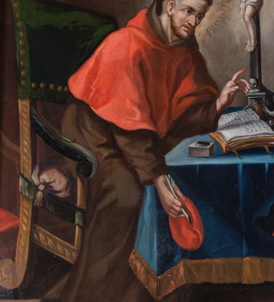 Zdjęcie nr 6: Obraz w formie stojącego prostokąta o ściętych górnych narożach. W centrum kompozycji św. Bonawentura siedzący na fotelu, za stołem, przed nim zaś św. Tomasz z Akwinu. Bonawentura ukazany jako siedzący, pochylony, zwrócony w trzech czwartych w lewo, w prawej, opuszczonej ręce trzyma pióro i czerwoną piuskę, lewą opiera łokciem na stole, unosząc dłoń w geście wskazującym. Twarz ma szczupłą, o starszych rysach, dużych oczach, garbatym nosie i pełnych, rozchylonych ustach, okoloną krótką brodą, na głowie ma tonsurę. Wokół jego głowy gloria promienista, a z jego ust wydobywa się zapis słów: „HAEC EST MEA BIBLIOTECA”. Ubrany jest w brązowy habit z kapturem oraz czerwony mucet, na stopach ma sandały. Święty siedzi na poduszce, na fotelu podbitym zieloną tkaniną. Przed nim stół nakryty niebieską tkaniną z frędzlą, na nim krucyfiks, otwarta księga, kałamarz, zegar kaflak, zamknięte księgi i kapelusz kardynalski z chwostami. Po drugiej stronie stołu ukazany św. Tomasz z Akwinu, zwrócony w trzech czwartych w prawo, pochylony, oparty na ugiętym lewym kolanie, z uniesioną głową. Lewą rękę kładzie na piersi, prawą wyciąga do przodu, w dłoni trzyma biret. Twarz ma okrągłą, o starczych rysach i dużych uszach, ma duże oczy, skierowane w górę, mały nos i pełne usta, na głowie ma tonsurę. Ubrany jest w biały habit z kapturem i szkaplerzem oraz czarny płaszcz z pelerynką, na piersi, na łańcuchu ma zawieszone słońce. Scena ukazana we wnętrzu z biblioteką i szachownicową podłogą. W górnej części obrazu, pośród obłoków, ukazany anioł, dwa putta i cztery uskrzydlone główki anielskie. W prawym górnym rogu podwieszona czerwona draperia obszyta frędzlą. 