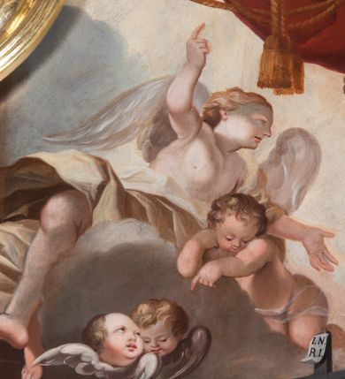 Zdjęcie nr 4: Obraz w formie stojącego prostokąta o ściętych górnych narożach. W centrum kompozycji św. Bonawentura siedzący na fotelu, za stołem, przed nim zaś św. Tomasz z Akwinu. Bonawentura ukazany jako siedzący, pochylony, zwrócony w trzech czwartych w lewo, w prawej, opuszczonej ręce trzyma pióro i czerwoną piuskę, lewą opiera łokciem na stole, unosząc dłoń w geście wskazującym. Twarz ma szczupłą, o starszych rysach, dużych oczach, garbatym nosie i pełnych, rozchylonych ustach, okoloną krótką brodą, na głowie ma tonsurę. Wokół jego głowy gloria promienista, a z jego ust wydobywa się zapis słów: „HAEC EST MEA BIBLIOTECA”. Ubrany jest w brązowy habit z kapturem oraz czerwony mucet, na stopach ma sandały. Święty siedzi na poduszce, na fotelu podbitym zieloną tkaniną. Przed nim stół nakryty niebieską tkaniną z frędzlą, na nim krucyfiks, otwarta księga, kałamarz, zegar kaflak, zamknięte księgi i kapelusz kardynalski z chwostami. Po drugiej stronie stołu ukazany św. Tomasz z Akwinu, zwrócony w trzech czwartych w prawo, pochylony, oparty na ugiętym lewym kolanie, z uniesioną głową. Lewą rękę kładzie na piersi, prawą wyciąga do przodu, w dłoni trzyma biret. Twarz ma okrągłą, o starczych rysach i dużych uszach, ma duże oczy, skierowane w górę, mały nos i pełne usta, na głowie ma tonsurę. Ubrany jest w biały habit z kapturem i szkaplerzem oraz czarny płaszcz z pelerynką, na piersi, na łańcuchu ma zawieszone słońce. Scena ukazana we wnętrzu z biblioteką i szachownicową podłogą. W górnej części obrazu, pośród obłoków, ukazany anioł, dwa putta i cztery uskrzydlone główki anielskie. W prawym górnym rogu podwieszona czerwona draperia obszyta frędzlą. 