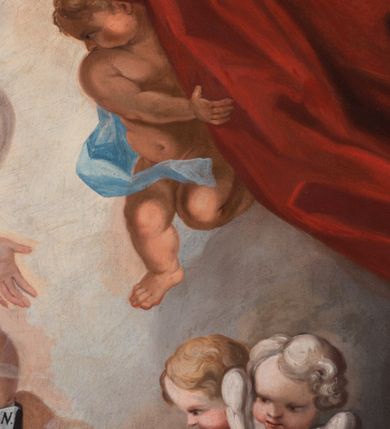 Zdjęcie nr 7: Obraz w formie stojącego prostokąta o ściętych górnych narożach. W centrum kompozycji św. Bonawentura siedzący na fotelu, za stołem, przed nim zaś św. Tomasz z Akwinu. Bonawentura ukazany jako siedzący, pochylony, zwrócony w trzech czwartych w lewo, w prawej, opuszczonej ręce trzyma pióro i czerwoną piuskę, lewą opiera łokciem na stole, unosząc dłoń w geście wskazującym. Twarz ma szczupłą, o starszych rysach, dużych oczach, garbatym nosie i pełnych, rozchylonych ustach, okoloną krótką brodą, na głowie ma tonsurę. Wokół jego głowy gloria promienista, a z jego ust wydobywa się zapis słów: „HAEC EST MEA BIBLIOTECA”. Ubrany jest w brązowy habit z kapturem oraz czerwony mucet, na stopach ma sandały. Święty siedzi na poduszce, na fotelu podbitym zieloną tkaniną. Przed nim stół nakryty niebieską tkaniną z frędzlą, na nim krucyfiks, otwarta księga, kałamarz, zegar kaflak, zamknięte księgi i kapelusz kardynalski z chwostami. Po drugiej stronie stołu ukazany św. Tomasz z Akwinu, zwrócony w trzech czwartych w prawo, pochylony, oparty na ugiętym lewym kolanie, z uniesioną głową. Lewą rękę kładzie na piersi, prawą wyciąga do przodu, w dłoni trzyma biret. Twarz ma okrągłą, o starczych rysach i dużych uszach, ma duże oczy, skierowane w górę, mały nos i pełne usta, na głowie ma tonsurę. Ubrany jest w biały habit z kapturem i szkaplerzem oraz czarny płaszcz z pelerynką, na piersi, na łańcuchu ma zawieszone słońce. Scena ukazana we wnętrzu z biblioteką i szachownicową podłogą. W górnej części obrazu, pośród obłoków, ukazany anioł, dwa putta i cztery uskrzydlone główki anielskie. W prawym górnym rogu podwieszona czerwona draperia obszyta frędzlą. 