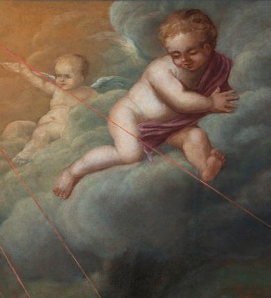 Zdjęcie nr 6: Obraz w kształcie stojącego prostokąta z przedstawieniem św. Franciszka przyjmującego stygmaty. Święty klęczy na skale, w trzech czwartych, z szeroko rozłożonymi rękami. Głowę zwraca ku górze, w kierunku serafina. Twarz ma pociągłą, nos długi, wąski, usta pełne, brodę krótką, spiczastą, włosy krótkie odsłaniające wysokie czoło i ucho. Święty jest ubrany w franciszkański, brązowy habit z kapturem, przepasany sznurem. Przed nim na skale leży otwarta księga, wsparta na czaszce. Za nim siedzi mnich czytający księgę, o dużej głowie, z szpiczastą, ciemną brodą i z tonsurą na głowie. W górnej partii widoczny jest krzyż, a na nim zza chmur wyłania się serafin rażący świętego krwawymi promieniami. W gęstych, niebiesko-szarych chmurach zasiadają dwa uskrzydlone putta. Putto na pierwszym planie spogląda na świętego, częściowo osłonięte ciemnoróżową tkaniną. Putto na drugim planie jest zwrócone w kierunku serafina i unosi prawą rączkę, częściowo jest zasłonięte chmurami. Całość utrzymana w brązowej tonacji kolorystycznej, rozjaśnionej żółtym światłem niebios i błękitem nieba w tle. 