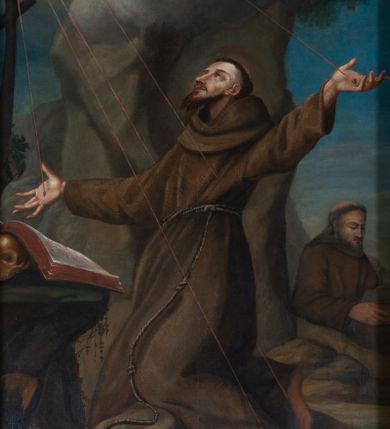 Zdjęcie nr 1: Obraz w kształcie stojącego prostokąta z przedstawieniem św. Franciszka przyjmującego stygmaty. Święty klęczy na skale, w trzech czwartych, z szeroko rozłożonymi rękami. Głowę zwraca ku górze, w kierunku serafina. Twarz ma pociągłą, nos długi, wąski, usta pełne, brodę krótką, spiczastą, włosy krótkie odsłaniające wysokie czoło i ucho. Święty jest ubrany w franciszkański, brązowy habit z kapturem, przepasany sznurem. Przed nim na skale leży otwarta księga, wsparta na czaszce. Za nim siedzi mnich czytający księgę, o dużej głowie, z szpiczastą, ciemną brodą i z tonsurą na głowie. W górnej partii widoczny jest krzyż, a na nim zza chmur wyłania się serafin rażący świętego krwawymi promieniami. W gęstych, niebiesko-szarych chmurach zasiadają dwa uskrzydlone putta. Putto na pierwszym planie spogląda na świętego, częściowo osłonięte ciemnoróżową tkaniną. Putto na drugim planie jest zwrócone w kierunku serafina i unosi prawą rączkę, częściowo jest zasłonięte chmurami. Całość utrzymana w brązowej tonacji kolorystycznej, rozjaśnionej żółtym światłem niebios i błękitem nieba w tle. 