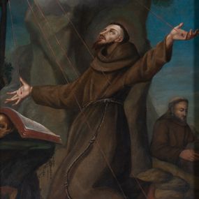 Zdjęcie nr 1: Obraz w kształcie stojącego prostokąta z przedstawieniem św. Franciszka przyjmującego stygmaty. Święty klęczy na skale, w trzech czwartych, z szeroko rozłożonymi rękami. Głowę zwraca ku górze, w kierunku serafina. Twarz ma pociągłą, nos długi, wąski, usta pełne, brodę krótką, spiczastą, włosy krótkie odsłaniające wysokie czoło i ucho. Święty jest ubrany w franciszkański, brązowy habit z kapturem, przepasany sznurem. Przed nim na skale leży otwarta księga, wsparta na czaszce. Za nim siedzi mnich czytający księgę, o dużej głowie, z szpiczastą, ciemną brodą i z tonsurą na głowie. W górnej partii widoczny jest krzyż, a na nim zza chmur wyłania się serafin rażący świętego krwawymi promieniami. W gęstych, niebiesko-szarych chmurach zasiadają dwa uskrzydlone putta. Putto na pierwszym planie spogląda na świętego, częściowo osłonięte ciemnoróżową tkaniną. Putto na drugim planie jest zwrócone w kierunku serafina i unosi prawą rączkę, częściowo jest zasłonięte chmurami. Całość utrzymana w brązowej tonacji kolorystycznej, rozjaśnionej żółtym światłem niebios i błękitem nieba w tle. 