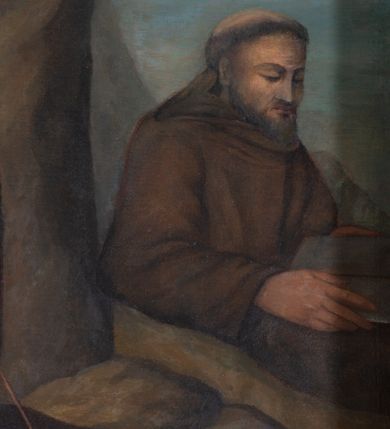 Zdjęcie nr 3: Obraz w kształcie stojącego prostokąta z przedstawieniem św. Franciszka przyjmującego stygmaty. Święty klęczy na skale, w trzech czwartych, z szeroko rozłożonymi rękami. Głowę zwraca ku górze, w kierunku serafina. Twarz ma pociągłą, nos długi, wąski, usta pełne, brodę krótką, spiczastą, włosy krótkie odsłaniające wysokie czoło i ucho. Święty jest ubrany w franciszkański, brązowy habit z kapturem, przepasany sznurem. Przed nim na skale leży otwarta księga, wsparta na czaszce. Za nim siedzi mnich czytający księgę, o dużej głowie, z szpiczastą, ciemną brodą i z tonsurą na głowie. W górnej partii widoczny jest krzyż, a na nim zza chmur wyłania się serafin rażący świętego krwawymi promieniami. W gęstych, niebiesko-szarych chmurach zasiadają dwa uskrzydlone putta. Putto na pierwszym planie spogląda na świętego, częściowo osłonięte ciemnoróżową tkaniną. Putto na drugim planie jest zwrócone w kierunku serafina i unosi prawą rączkę, częściowo jest zasłonięte chmurami. Całość utrzymana w brązowej tonacji kolorystycznej, rozjaśnionej żółtym światłem niebios i błękitem nieba w tle. 