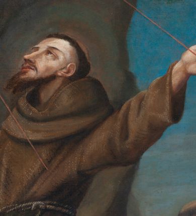 Zdjęcie nr 4: Obraz w kształcie stojącego prostokąta z przedstawieniem św. Franciszka przyjmującego stygmaty. Święty klęczy na skale, w trzech czwartych, z szeroko rozłożonymi rękami. Głowę zwraca ku górze, w kierunku serafina. Twarz ma pociągłą, nos długi, wąski, usta pełne, brodę krótką, spiczastą, włosy krótkie odsłaniające wysokie czoło i ucho. Święty jest ubrany w franciszkański, brązowy habit z kapturem, przepasany sznurem. Przed nim na skale leży otwarta księga, wsparta na czaszce. Za nim siedzi mnich czytający księgę, o dużej głowie, z szpiczastą, ciemną brodą i z tonsurą na głowie. W górnej partii widoczny jest krzyż, a na nim zza chmur wyłania się serafin rażący świętego krwawymi promieniami. W gęstych, niebiesko-szarych chmurach zasiadają dwa uskrzydlone putta. Putto na pierwszym planie spogląda na świętego, częściowo osłonięte ciemnoróżową tkaniną. Putto na drugim planie jest zwrócone w kierunku serafina i unosi prawą rączkę, częściowo jest zasłonięte chmurami. Całość utrzymana w brązowej tonacji kolorystycznej, rozjaśnionej żółtym światłem niebios i błękitem nieba w tle. 