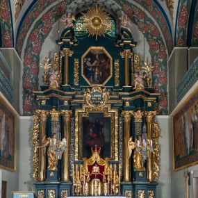 Zdjęcie nr 1: Nastawa architektoniczna, trójosiowa, dwukondygnacyjna, ustawiona na wysokim cokole z wyodrębnionymi prostopadłościanami. Ołtarz prostopadłościenny, z drewnianą mensą. Antepedium ujęte profilowaną ramą, w polu medalion z monogramem IHS w glorii. Na ołtarzu ustawione tabernakulum z tronem wystawienia. Tabernakulum w formie trójosiowej skrzynki, o wklęsło-wypukłym licu, artykułowanej kolumienkami o kręconych trzonach, podtrzymującymi belkowanie, wyłamane na ich osi, z gzymsem wyłamanym faliście na osi środkowej. Drzwiczki w formie stojącego prostokąta zamkniętego łukiem półkolistym nadwieszonym z uskokiem, ujętego ramą z płaskorzeźbionym przedstawieniem kielicha z hostią w glorii. Na osiach bocznych płaskorzeźbione przedstawienia winnego grona. Tron wystawienia w formie paludamentu, podwójnie podwieszonego po bokach, zwieńczonego koroną zamkniętą. 
Cokół dekorowany płycinami wypełnionymi suchym akantem. Pierwsza kondygnacja nastawy ujęta dwiema parami kolumn o kapitelach kompozytowych oraz stojącą między nimi parą pilastrów, w których trzonach znajdują się gabloty na wota. Przed pilastrami na cokołach ustawione dwie figury aniołów. Podpory dźwigają pełne belkowanie, przerwane w partii architrawu i fryzu nad polem środkowym, wyłamane na osi kolumn, na osi pilastrów belkowanie wyłamane pod kątem, w formie impostu z podwieszonymi szyszkami. Na belkowaniu, na obłokach dwie figurki adorujących puttów oraz dwa wazony na cokołach. W polu środkowym wnęka w formie stojącego prostokąta o wciętych górnych narożach, ujęta podwójną ramą, dekorowaną ornamentem roślinnym, z obrazem św. Józefa. Wnęka otoczona z trzech stron gablotami z wotami. Nad nią, w polu belkowania kartusz utworzony z suchego akantu z napisem w polu: „ŚW(IĘTY) JÓZEFIE / MÓDL SIĘ / ZA NAMI”. Druga kondygnacja o szerokości osi środkowej, ustawiona na cokole z wyodrębnionymi prostopadłościanami oraz gablotą z wotami, ujęta dwiema parami pilastrów i spływami wolutowymi oraz stojącą przed nimi parą kolumn, dźwigających zdwojone imposty oraz fragmenty przerwanego, półkolistego przyczółka z siedzącymi puttami. Spływy zdobione festonami utworzonymi z wstęgi oraz kwiatów. Całość zamknięta fragmentem falistego gzymsu oraz Okiem Opatrzności w glorii promienistej. W polu obraz Zaślubin Marii ze św. Józefem w formie stojącego prostokąta o ściętych narożach, ujęty ramą dekorowaną ornamentem roślinnym. Flankowany dwiema prostokątnymi płycinami wypełnionymi akantem. Obie kondygnacje ujęte uszami utworzonymi z suchego akantu. Struktura polichromowana w kolorze zielonym, kolumny, ornamentyka i profile złocone.




