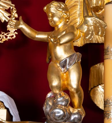 Zdjęcie nr 17: Nastawa architektoniczna, trójosiowa, dwukondygnacyjna, ustawiona na wysokim cokole z wyodrębnionymi prostopadłościanami. Ołtarz prostopadłościenny, z drewnianą mensą. Antepedium ujęte profilowaną ramą, w polu medalion z monogramem IHS w glorii. Na ołtarzu ustawione tabernakulum z tronem wystawienia. Tabernakulum w formie trójosiowej skrzynki, o wklęsło-wypukłym licu, artykułowanej kolumienkami o kręconych trzonach, podtrzymującymi belkowanie, wyłamane na ich osi, z gzymsem wyłamanym faliście na osi środkowej. Drzwiczki w formie stojącego prostokąta zamkniętego łukiem półkolistym nadwieszonym z uskokiem, ujętego ramą z płaskorzeźbionym przedstawieniem kielicha z hostią w glorii. Na osiach bocznych płaskorzeźbione przedstawienia winnego grona. Tron wystawienia w formie paludamentu, podwójnie podwieszonego po bokach, zwieńczonego koroną zamkniętą. 
Cokół dekorowany płycinami wypełnionymi suchym akantem. Pierwsza kondygnacja nastawy ujęta dwiema parami kolumn o kapitelach kompozytowych oraz stojącą między nimi parą pilastrów, w których trzonach znajdują się gabloty na wota. Przed pilastrami na cokołach ustawione dwie figury aniołów. Podpory dźwigają pełne belkowanie, przerwane w partii architrawu i fryzu nad polem środkowym, wyłamane na osi kolumn, na osi pilastrów belkowanie wyłamane pod kątem, w formie impostu z podwieszonymi szyszkami. Na belkowaniu, na obłokach dwie figurki adorujących puttów oraz dwa wazony na cokołach. W polu środkowym wnęka w formie stojącego prostokąta o wciętych górnych narożach, ujęta podwójną ramą, dekorowaną ornamentem roślinnym, z obrazem św. Józefa. Wnęka otoczona z trzech stron gablotami z wotami. Nad nią, w polu belkowania kartusz utworzony z suchego akantu z napisem w polu: „ŚW(IĘTY) JÓZEFIE / MÓDL SIĘ / ZA NAMI”. Druga kondygnacja o szerokości osi środkowej, ustawiona na cokole z wyodrębnionymi prostopadłościanami oraz gablotą z wotami, ujęta dwiema parami pilastrów i spływami wolutowymi oraz stojącą przed nimi parą kolumn, dźwigających zdwojone imposty oraz fragmenty przerwanego, półkolistego przyczółka z siedzącymi puttami. Spływy zdobione festonami utworzonymi z wstęgi oraz kwiatów. Całość zamknięta fragmentem falistego gzymsu oraz Okiem Opatrzności w glorii promienistej. W polu obraz Zaślubin Marii ze św. Józefem w formie stojącego prostokąta o ściętych narożach, ujęty ramą dekorowaną ornamentem roślinnym. Flankowany dwiema prostokątnymi płycinami wypełnionymi akantem. Obie kondygnacje ujęte uszami utworzonymi z suchego akantu. Struktura polichromowana w kolorze zielonym, kolumny, ornamentyka i profile złocone.




