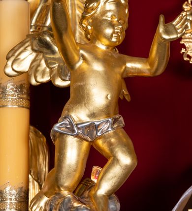 Zdjęcie nr 19: Nastawa architektoniczna, trójosiowa, dwukondygnacyjna, ustawiona na wysokim cokole z wyodrębnionymi prostopadłościanami. Ołtarz prostopadłościenny, z drewnianą mensą. Antepedium ujęte profilowaną ramą, w polu medalion z monogramem IHS w glorii. Na ołtarzu ustawione tabernakulum z tronem wystawienia. Tabernakulum w formie trójosiowej skrzynki, o wklęsło-wypukłym licu, artykułowanej kolumienkami o kręconych trzonach, podtrzymującymi belkowanie, wyłamane na ich osi, z gzymsem wyłamanym faliście na osi środkowej. Drzwiczki w formie stojącego prostokąta zamkniętego łukiem półkolistym nadwieszonym z uskokiem, ujętego ramą z płaskorzeźbionym przedstawieniem kielicha z hostią w glorii. Na osiach bocznych płaskorzeźbione przedstawienia winnego grona. Tron wystawienia w formie paludamentu, podwójnie podwieszonego po bokach, zwieńczonego koroną zamkniętą. 
Cokół dekorowany płycinami wypełnionymi suchym akantem. Pierwsza kondygnacja nastawy ujęta dwiema parami kolumn o kapitelach kompozytowych oraz stojącą między nimi parą pilastrów, w których trzonach znajdują się gabloty na wota. Przed pilastrami na cokołach ustawione dwie figury aniołów. Podpory dźwigają pełne belkowanie, przerwane w partii architrawu i fryzu nad polem środkowym, wyłamane na osi kolumn, na osi pilastrów belkowanie wyłamane pod kątem, w formie impostu z podwieszonymi szyszkami. Na belkowaniu, na obłokach dwie figurki adorujących puttów oraz dwa wazony na cokołach. W polu środkowym wnęka w formie stojącego prostokąta o wciętych górnych narożach, ujęta podwójną ramą, dekorowaną ornamentem roślinnym, z obrazem św. Józefa. Wnęka otoczona z trzech stron gablotami z wotami. Nad nią, w polu belkowania kartusz utworzony z suchego akantu z napisem w polu: „ŚW(IĘTY) JÓZEFIE / MÓDL SIĘ / ZA NAMI”. Druga kondygnacja o szerokości osi środkowej, ustawiona na cokole z wyodrębnionymi prostopadłościanami oraz gablotą z wotami, ujęta dwiema parami pilastrów i spływami wolutowymi oraz stojącą przed nimi parą kolumn, dźwigających zdwojone imposty oraz fragmenty przerwanego, półkolistego przyczółka z siedzącymi puttami. Spływy zdobione festonami utworzonymi z wstęgi oraz kwiatów. Całość zamknięta fragmentem falistego gzymsu oraz Okiem Opatrzności w glorii promienistej. W polu obraz Zaślubin Marii ze św. Józefem w formie stojącego prostokąta o ściętych narożach, ujęty ramą dekorowaną ornamentem roślinnym. Flankowany dwiema prostokątnymi płycinami wypełnionymi akantem. Obie kondygnacje ujęte uszami utworzonymi z suchego akantu. Struktura polichromowana w kolorze zielonym, kolumny, ornamentyka i profile złocone.




