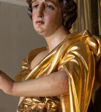 Zdjęcie nr 22: Nastawa architektoniczna, trójosiowa, dwukondygnacyjna, ustawiona na wysokim cokole z wyodrębnionymi prostopadłościanami. Ołtarz prostopadłościenny, z drewnianą mensą. Antepedium ujęte profilowaną ramą, w polu medalion z monogramem IHS w glorii. Na ołtarzu ustawione tabernakulum z tronem wystawienia. Tabernakulum w formie trójosiowej skrzynki, o wklęsło-wypukłym licu, artykułowanej kolumienkami o kręconych trzonach, podtrzymującymi belkowanie, wyłamane na ich osi, z gzymsem wyłamanym faliście na osi środkowej. Drzwiczki w formie stojącego prostokąta zamkniętego łukiem półkolistym nadwieszonym z uskokiem, ujętego ramą z płaskorzeźbionym przedstawieniem kielicha z hostią w glorii. Na osiach bocznych płaskorzeźbione przedstawienia winnego grona. Tron wystawienia w formie paludamentu, podwójnie podwieszonego po bokach, zwieńczonego koroną zamkniętą. 
Cokół dekorowany płycinami wypełnionymi suchym akantem. Pierwsza kondygnacja nastawy ujęta dwiema parami kolumn o kapitelach kompozytowych oraz stojącą między nimi parą pilastrów, w których trzonach znajdują się gabloty na wota. Przed pilastrami na cokołach ustawione dwie figury aniołów. Podpory dźwigają pełne belkowanie, przerwane w partii architrawu i fryzu nad polem środkowym, wyłamane na osi kolumn, na osi pilastrów belkowanie wyłamane pod kątem, w formie impostu z podwieszonymi szyszkami. Na belkowaniu, na obłokach dwie figurki adorujących puttów oraz dwa wazony na cokołach. W polu środkowym wnęka w formie stojącego prostokąta o wciętych górnych narożach, ujęta podwójną ramą, dekorowaną ornamentem roślinnym, z obrazem św. Józefa. Wnęka otoczona z trzech stron gablotami z wotami. Nad nią, w polu belkowania kartusz utworzony z suchego akantu z napisem w polu: „ŚW(IĘTY) JÓZEFIE / MÓDL SIĘ / ZA NAMI”. Druga kondygnacja o szerokości osi środkowej, ustawiona na cokole z wyodrębnionymi prostopadłościanami oraz gablotą z wotami, ujęta dwiema parami pilastrów i spływami wolutowymi oraz stojącą przed nimi parą kolumn, dźwigających zdwojone imposty oraz fragmenty przerwanego, półkolistego przyczółka z siedzącymi puttami. Spływy zdobione festonami utworzonymi z wstęgi oraz kwiatów. Całość zamknięta fragmentem falistego gzymsu oraz Okiem Opatrzności w glorii promienistej. W polu obraz Zaślubin Marii ze św. Józefem w formie stojącego prostokąta o ściętych narożach, ujęty ramą dekorowaną ornamentem roślinnym. Flankowany dwiema prostokątnymi płycinami wypełnionymi akantem. Obie kondygnacje ujęte uszami utworzonymi z suchego akantu. Struktura polichromowana w kolorze zielonym, kolumny, ornamentyka i profile złocone.




