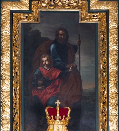 Zdjęcie nr 7: Nastawa architektoniczna, trójosiowa, dwukondygnacyjna, ustawiona na wysokim cokole z wyodrębnionymi prostopadłościanami. Ołtarz prostopadłościenny, z drewnianą mensą. Antepedium ujęte profilowaną ramą, w polu medalion z monogramem IHS w glorii. Na ołtarzu ustawione tabernakulum z tronem wystawienia. Tabernakulum w formie trójosiowej skrzynki, o wklęsło-wypukłym licu, artykułowanej kolumienkami o kręconych trzonach, podtrzymującymi belkowanie, wyłamane na ich osi, z gzymsem wyłamanym faliście na osi środkowej. Drzwiczki w formie stojącego prostokąta zamkniętego łukiem półkolistym nadwieszonym z uskokiem, ujętego ramą z płaskorzeźbionym przedstawieniem kielicha z hostią w glorii. Na osiach bocznych płaskorzeźbione przedstawienia winnego grona. Tron wystawienia w formie paludamentu, podwójnie podwieszonego po bokach, zwieńczonego koroną zamkniętą. 
Cokół dekorowany płycinami wypełnionymi suchym akantem. Pierwsza kondygnacja nastawy ujęta dwiema parami kolumn o kapitelach kompozytowych oraz stojącą między nimi parą pilastrów, w których trzonach znajdują się gabloty na wota. Przed pilastrami na cokołach ustawione dwie figury aniołów. Podpory dźwigają pełne belkowanie, przerwane w partii architrawu i fryzu nad polem środkowym, wyłamane na osi kolumn, na osi pilastrów belkowanie wyłamane pod kątem, w formie impostu z podwieszonymi szyszkami. Na belkowaniu, na obłokach dwie figurki adorujących puttów oraz dwa wazony na cokołach. W polu środkowym wnęka w formie stojącego prostokąta o wciętych górnych narożach, ujęta podwójną ramą, dekorowaną ornamentem roślinnym, z obrazem św. Józefa. Wnęka otoczona z trzech stron gablotami z wotami. Nad nią, w polu belkowania kartusz utworzony z suchego akantu z napisem w polu: „ŚW(IĘTY) JÓZEFIE / MÓDL SIĘ / ZA NAMI”. Druga kondygnacja o szerokości osi środkowej, ustawiona na cokole z wyodrębnionymi prostopadłościanami oraz gablotą z wotami, ujęta dwiema parami pilastrów i spływami wolutowymi oraz stojącą przed nimi parą kolumn, dźwigających zdwojone imposty oraz fragmenty przerwanego, półkolistego przyczółka z siedzącymi puttami. Spływy zdobione festonami utworzonymi z wstęgi oraz kwiatów. Całość zamknięta fragmentem falistego gzymsu oraz Okiem Opatrzności w glorii promienistej. W polu obraz Zaślubin Marii ze św. Józefem w formie stojącego prostokąta o ściętych narożach, ujęty ramą dekorowaną ornamentem roślinnym. Flankowany dwiema prostokątnymi płycinami wypełnionymi akantem. Obie kondygnacje ujęte uszami utworzonymi z suchego akantu. Struktura polichromowana w kolorze zielonym, kolumny, ornamentyka i profile złocone.




