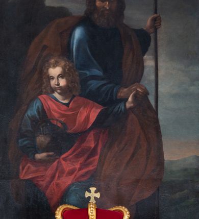 Zdjęcie nr 8: Nastawa architektoniczna, trójosiowa, dwukondygnacyjna, ustawiona na wysokim cokole z wyodrębnionymi prostopadłościanami. Ołtarz prostopadłościenny, z drewnianą mensą. Antepedium ujęte profilowaną ramą, w polu medalion z monogramem IHS w glorii. Na ołtarzu ustawione tabernakulum z tronem wystawienia. Tabernakulum w formie trójosiowej skrzynki, o wklęsło-wypukłym licu, artykułowanej kolumienkami o kręconych trzonach, podtrzymującymi belkowanie, wyłamane na ich osi, z gzymsem wyłamanym faliście na osi środkowej. Drzwiczki w formie stojącego prostokąta zamkniętego łukiem półkolistym nadwieszonym z uskokiem, ujętego ramą z płaskorzeźbionym przedstawieniem kielicha z hostią w glorii. Na osiach bocznych płaskorzeźbione przedstawienia winnego grona. Tron wystawienia w formie paludamentu, podwójnie podwieszonego po bokach, zwieńczonego koroną zamkniętą. 
Cokół dekorowany płycinami wypełnionymi suchym akantem. Pierwsza kondygnacja nastawy ujęta dwiema parami kolumn o kapitelach kompozytowych oraz stojącą między nimi parą pilastrów, w których trzonach znajdują się gabloty na wota. Przed pilastrami na cokołach ustawione dwie figury aniołów. Podpory dźwigają pełne belkowanie, przerwane w partii architrawu i fryzu nad polem środkowym, wyłamane na osi kolumn, na osi pilastrów belkowanie wyłamane pod kątem, w formie impostu z podwieszonymi szyszkami. Na belkowaniu, na obłokach dwie figurki adorujących puttów oraz dwa wazony na cokołach. W polu środkowym wnęka w formie stojącego prostokąta o wciętych górnych narożach, ujęta podwójną ramą, dekorowaną ornamentem roślinnym, z obrazem św. Józefa. Wnęka otoczona z trzech stron gablotami z wotami. Nad nią, w polu belkowania kartusz utworzony z suchego akantu z napisem w polu: „ŚW(IĘTY) JÓZEFIE / MÓDL SIĘ / ZA NAMI”. Druga kondygnacja o szerokości osi środkowej, ustawiona na cokole z wyodrębnionymi prostopadłościanami oraz gablotą z wotami, ujęta dwiema parami pilastrów i spływami wolutowymi oraz stojącą przed nimi parą kolumn, dźwigających zdwojone imposty oraz fragmenty przerwanego, półkolistego przyczółka z siedzącymi puttami. Spływy zdobione festonami utworzonymi z wstęgi oraz kwiatów. Całość zamknięta fragmentem falistego gzymsu oraz Okiem Opatrzności w glorii promienistej. W polu obraz Zaślubin Marii ze św. Józefem w formie stojącego prostokąta o ściętych narożach, ujęty ramą dekorowaną ornamentem roślinnym. Flankowany dwiema prostokątnymi płycinami wypełnionymi akantem. Obie kondygnacje ujęte uszami utworzonymi z suchego akantu. Struktura polichromowana w kolorze zielonym, kolumny, ornamentyka i profile złocone.




