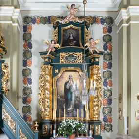 Zdjęcie nr 1: Nastawa architektoniczna, jednoosiowa, jednokondygnacyjna ze zwieńczeniem, ustawiona na dwustrefowym cokole z wyodrębnionymi dwoma prostopadłościanami. Ołtarz prostopadłościenny, z drewnianą mensą. Antepedium ujęte profilowaną, złoconą ramą, na tle fioletowego pola mandorla z chrystogramem Chi Rho oraz literami alfa i omega, w glorii promienistej. Cokół w górnej strefie dekorowany płycinami wypełnionymi akantem. Nastawa flankowana parą pilastrów o kanelowanych trzonach i stojących przed nimi kolumn o kapitelach kompozytowych i kręconych trzonach, oplecionych akantem, ustawionych pod kątem na zewnątrz, dźwigających pełne belkowanie, wyłamane na ich osi, o fryzie dekorowanym rozetami, z siedzącymi na nim puttami. Pole centralne niemal w całości wypełnione wnęką ujętą profilowaną ramą w formie stojącego prostokąta o wklęsłych górnych narożach. We wnęce obraz z przedstawieniem Niepokalanego Poczęcia Matki Boskiej, na zasuwie św. Anna Samotrzeć. Nad obrazem, w polu belkowania kartusz utworzony z akantu, girland i zwisów z napisem „POD / TWOJĄ OBRONĘ / UCIEKAMY / SIĘ”. Kondygnacja ujęta uszami utworzonymi z akantu. Zwieńczenie w formie stojącego prostokąta o lekko wklęsłych bokach, zamknięte fragmentem segmentowego gzymsu zakończonego wolutami, dekorowanego obłokami, liśćmi oraz figurą putta i uskrzydlonych główek anielskich. W polu obraz św. Róży z Viterbo w formie zbliżonej do trapezu o wklęsłych podstawach, ujęty profilowaną ramą. Zwieńczenie flankowane uszami z akantu i kampanuli. Struktura polichromowana w kolorze zielonym, ze złoconymi kolumnami, profilami i ornamentyką. 