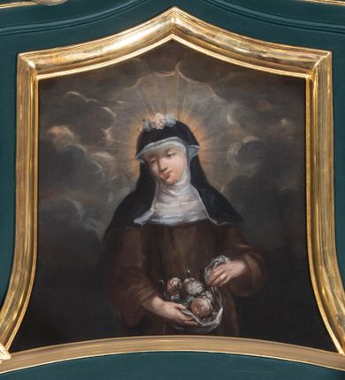 Zdjęcie nr 12: Nastawa architektoniczna, jednoosiowa, jednokondygnacyjna ze zwieńczeniem, ustawiona na dwustrefowym cokole z wyodrębnionymi dwoma prostopadłościanami. Ołtarz prostopadłościenny, z drewnianą mensą. Antepedium ujęte profilowaną, złoconą ramą, na tle fioletowego pola mandorla z chrystogramem Chi Rho oraz literami alfa i omega, w glorii promienistej. Cokół w górnej strefie dekorowany płycinami wypełnionymi akantem. Nastawa flankowana parą pilastrów o kanelowanych trzonach i stojących przed nimi kolumn o kapitelach kompozytowych i kręconych trzonach, oplecionych akantem, ustawionych pod kątem na zewnątrz, dźwigających pełne belkowanie, wyłamane na ich osi, o fryzie dekorowanym rozetami, z siedzącymi na nim puttami. Pole centralne niemal w całości wypełnione wnęką ujętą profilowaną ramą w formie stojącego prostokąta o wklęsłych górnych narożach. We wnęce obraz z przedstawieniem Niepokalanego Poczęcia Matki Boskiej, na zasuwie św. Anna Samotrzeć. Nad obrazem, w polu belkowania kartusz utworzony z akantu, girland i zwisów z napisem „POD / TWOJĄ OBRONĘ / UCIEKAMY / SIĘ”. Kondygnacja ujęta uszami utworzonymi z akantu. Zwieńczenie w formie stojącego prostokąta o lekko wklęsłych bokach, zamknięte fragmentem segmentowego gzymsu zakończonego wolutami, dekorowanego obłokami, liśćmi oraz figurą putta i uskrzydlonych główek anielskich. W polu obraz św. Róży z Viterbo w formie zbliżonej do trapezu o wklęsłych podstawach, ujęty profilowaną ramą. Zwieńczenie flankowane uszami z akantu i kampanuli. Struktura polichromowana w kolorze zielonym, ze złoconymi kolumnami, profilami i ornamentyką. 