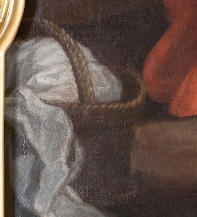 Zdjęcie nr 9: Nastawa architektoniczna, jednoosiowa, jednokondygnacyjna ze zwieńczeniem, ustawiona na dwustrefowym cokole z wyodrębnionymi dwoma prostopadłościanami. Ołtarz prostopadłościenny, z drewnianą mensą. Antepedium ujęte profilowaną, złoconą ramą, na tle fioletowego pola mandorla z chrystogramem Chi Rho oraz literami alfa i omega, w glorii promienistej. Cokół w górnej strefie dekorowany płycinami wypełnionymi akantem. Nastawa flankowana parą pilastrów o kanelowanych trzonach i stojących przed nimi kolumn o kapitelach kompozytowych i kręconych trzonach, oplecionych akantem, ustawionych pod kątem na zewnątrz, dźwigających pełne belkowanie, wyłamane na ich osi, o fryzie dekorowanym rozetami, z siedzącymi na nim puttami. Pole centralne niemal w całości wypełnione wnęką ujętą profilowaną ramą w formie stojącego prostokąta o wklęsłych górnych narożach. We wnęce obraz z przedstawieniem Niepokalanego Poczęcia Matki Boskiej, na zasuwie św. Anna Samotrzeć. Nad obrazem, w polu belkowania kartusz utworzony z akantu, girland i zwisów z napisem „POD / TWOJĄ OBRONĘ / UCIEKAMY / SIĘ”. Kondygnacja ujęta uszami utworzonymi z akantu. Zwieńczenie w formie stojącego prostokąta o lekko wklęsłych bokach, zamknięte fragmentem segmentowego gzymsu zakończonego wolutami, dekorowanego obłokami, liśćmi oraz figurą putta i uskrzydlonych główek anielskich. W polu obraz św. Róży z Viterbo w formie zbliżonej do trapezu o wklęsłych podstawach, ujęty profilowaną ramą. Zwieńczenie flankowane uszami z akantu i kampanuli. Struktura polichromowana w kolorze zielonym, ze złoconymi kolumnami, profilami i ornamentyką. 