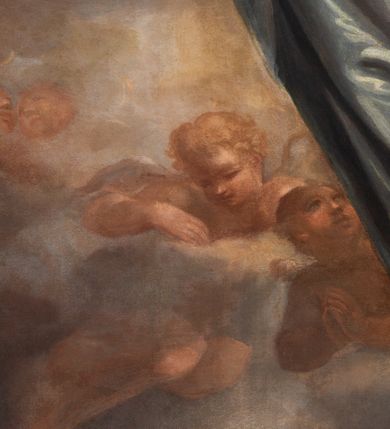 Zdjęcie nr 8: Nastawa architektoniczna, jednoosiowa, jednokondygnacyjna ze zwieńczeniem, ustawiona na dwustrefowym cokole z wyodrębnionymi dwoma prostopadłościanami. Ołtarz prostopadłościenny, z drewnianą mensą. Antepedium ujęte profilowaną, złoconą ramą, na tle fioletowego pola mandorla z chrystogramem Chi Rho oraz literami alfa i omega, w glorii promienistej. Cokół w górnej strefie dekorowany płycinami wypełnionymi akantem. Nastawa flankowana parą pilastrów o kanelowanych trzonach i stojących przed nimi kolumn o kapitelach kompozytowych i kręconych trzonach, oplecionych akantem, ustawionych pod kątem na zewnątrz, dźwigających pełne belkowanie, wyłamane na ich osi, o fryzie dekorowanym rozetami, z siedzącymi na nim puttami. Pole centralne niemal w całości wypełnione wnęką ujętą profilowaną ramą w formie stojącego prostokąta o wklęsłych górnych narożach. We wnęce obraz z przedstawieniem Niepokalanego Poczęcia Matki Boskiej, na zasuwie św. Anna Samotrzeć. Nad obrazem, w polu belkowania kartusz utworzony z akantu, girland i zwisów z napisem „POD / TWOJĄ OBRONĘ / UCIEKAMY / SIĘ”. Kondygnacja ujęta uszami utworzonymi z akantu. Zwieńczenie w formie stojącego prostokąta o lekko wklęsłych bokach, zamknięte fragmentem segmentowego gzymsu zakończonego wolutami, dekorowanego obłokami, liśćmi oraz figurą putta i uskrzydlonych główek anielskich. W polu obraz św. Róży z Viterbo w formie zbliżonej do trapezu o wklęsłych podstawach, ujęty profilowaną ramą. Zwieńczenie flankowane uszami z akantu i kampanuli. Struktura polichromowana w kolorze zielonym, ze złoconymi kolumnami, profilami i ornamentyką. 