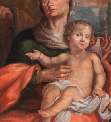 Zdjęcie nr 7: Nastawa architektoniczna, jednoosiowa, jednokondygnacyjna ze zwieńczeniem, ustawiona na dwustrefowym cokole z wyodrębnionymi dwoma prostopadłościanami. Ołtarz prostopadłościenny, z drewnianą mensą. Antepedium ujęte profilowaną, złoconą ramą, na tle fioletowego pola mandorla z chrystogramem Chi Rho oraz literami alfa i omega, w glorii promienistej. Cokół w górnej strefie dekorowany płycinami wypełnionymi akantem. Nastawa flankowana parą pilastrów o kanelowanych trzonach i stojących przed nimi kolumn o kapitelach kompozytowych i kręconych trzonach, oplecionych akantem, ustawionych pod kątem na zewnątrz, dźwigających pełne belkowanie, wyłamane na ich osi, o fryzie dekorowanym rozetami, z siedzącymi na nim puttami. Pole centralne niemal w całości wypełnione wnęką ujętą profilowaną ramą w formie stojącego prostokąta o wklęsłych górnych narożach. We wnęce obraz z przedstawieniem Niepokalanego Poczęcia Matki Boskiej, na zasuwie św. Anna Samotrzeć. Nad obrazem, w polu belkowania kartusz utworzony z akantu, girland i zwisów z napisem „POD / TWOJĄ OBRONĘ / UCIEKAMY / SIĘ”. Kondygnacja ujęta uszami utworzonymi z akantu. Zwieńczenie w formie stojącego prostokąta o lekko wklęsłych bokach, zamknięte fragmentem segmentowego gzymsu zakończonego wolutami, dekorowanego obłokami, liśćmi oraz figurą putta i uskrzydlonych główek anielskich. W polu obraz św. Róży z Viterbo w formie zbliżonej do trapezu o wklęsłych podstawach, ujęty profilowaną ramą. Zwieńczenie flankowane uszami z akantu i kampanuli. Struktura polichromowana w kolorze zielonym, ze złoconymi kolumnami, profilami i ornamentyką. 