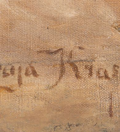 Zdjęcie nr 4: Nastawa architektoniczna, jednoosiowa, jednokondygnacyjna ze zwieńczeniem, ustawiona na dwustrefowym cokole z wyodrębnionymi dwoma prostopadłościanami. Ołtarz prostopadłościenny, z drewnianą mensą. Antepedium ujęte profilowaną, złoconą ramą, na tle fioletowego pola mandorla z chrystogramem Chi Rho oraz literami alfa i omega, w glorii promienistej. Cokół w górnej strefie dekorowany płycinami wypełnionymi akantem. Nastawa flankowana parą kolumn o kapitelach kompozytowych, dźwigających pełne belkowanie, wyłamane pod kątem na ich osi, z siedzącymi na nim puttami, o fryzie dekorowanym rozetami. Pole centralne niemal w całości wypełnione wnęką ujętą profilowaną ramą zdobioną miejscami ornamentem roślinnym, w formie stojącego prostokąta o wklęsłych górnych narożach. We wnęce obraz z przedstawieniem św. Antoniego Padewskiego, na zasuwie św. Elżbiety Węgierskiej. Nad obrazem, w polu belkowania kartusz utworzony z akantu, kampanuli i liści z napisem „S(ANC)T(E) ANTONI / ORA PRO NOBIS”. Kondygnacja ujęta uszami utworzonymi z akantu i kampanuli. Zwieńczenie w formie stojącego prostokąta o lekko wklęsłych bokach, zamknięte fragmentem falistego gzymsu, na którym siedzi putto i uskrzydlona główka anielska. W polu obraz Chrystusa dźwigającego krzyż w formie stojącego owalu, ujęty ramą zdobioną wieńcem laurowym. Zwieńczenie dekorowane w polu czterema rozetami, flankowane uszami z akantu. Struktura polichromowana w kolorze zielonym, ze złoconymi kolumnami, profilami i ornamentyką. 