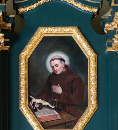 Zdjęcie nr 2: Nastawa architektoniczna, jednoosiowa, dwukondygnacyjna, ustawiona na cokole z wyodrębnionymi dwoma prostopadłościanami. Ołtarz prostopadłościenny, z drewnianą mensą. Antepedium ujęte profilowaną ramą, w polu medalion z monogramem IHS w glorii. Cokół dekorowany płycinami w partii wyodrębnionych prostopadłościanów wypełnionymi akantem. Pierwsza kondygnacja flankowana parą pilastrów i stojących przed nimi kolumn o kapitelach kompozytowych, dźwigających pełne belkowanie, wyłamane na ich osi, o fryzie dekorowanym rozetami. W polu centralnym nisza w formie stojącego prostokąta, zamkniętego łukiem półkolistym nadwieszonym, ujęta ramą zdobioną ornamentem roślinnym, z figurą Najświętszego Serca Jezusa. Druga kondygnacja ustawiona na cokole z wyodrębnionymi prostopadłościanami, flankowana parą pilastrów i stojących przed nimi kolumn o kapitelach kompozytowych, dźwigających imposty i fragmenty przerwanego, półkolistego przyczółka. Całość zamknięta fragmentem falistego gzymsu. W polu obraz św. Szymona z Lipnicy w formie stojącego prostokąta o ściętych narożach, ujętego ramą zdobioną ornamentem roślinnym. Obie kondygnacje z uszami utworzonymi ze stylizowanego akantu. Struktura polichromowana w kolorze zielonym, ze złoconymi kolumnami, profilami i ornamentyką. 