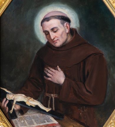 Zdjęcie nr 3: Nastawa architektoniczna, jednoosiowa, dwukondygnacyjna, ustawiona na cokole z wyodrębnionymi dwoma prostopadłościanami. Ołtarz prostopadłościenny, z drewnianą mensą. Antepedium ujęte profilowaną ramą, w polu medalion z monogramem IHS w glorii. Cokół dekorowany płycinami w partii wyodrębnionych prostopadłościanów wypełnionymi akantem. Pierwsza kondygnacja flankowana parą pilastrów i stojących przed nimi kolumn o kapitelach kompozytowych, dźwigających pełne belkowanie, wyłamane na ich osi, o fryzie dekorowanym rozetami. W polu centralnym nisza w formie stojącego prostokąta, zamkniętego łukiem półkolistym nadwieszonym, ujęta ramą zdobioną ornamentem roślinnym, z figurą Najświętszego Serca Jezusa. Druga kondygnacja ustawiona na cokole z wyodrębnionymi prostopadłościanami, flankowana parą pilastrów i stojących przed nimi kolumn o kapitelach kompozytowych, dźwigających imposty i fragmenty przerwanego, półkolistego przyczółka. Całość zamknięta fragmentem falistego gzymsu. W polu obraz św. Szymona z Lipnicy w formie stojącego prostokąta o ściętych narożach, ujętego ramą zdobioną ornamentem roślinnym. Obie kondygnacje z uszami utworzonymi ze stylizowanego akantu. Struktura polichromowana w kolorze zielonym, ze złoconymi kolumnami, profilami i ornamentyką. 