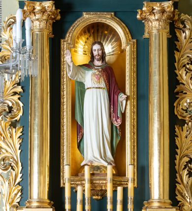 Zdjęcie nr 4: Nastawa architektoniczna, jednoosiowa, dwukondygnacyjna, ustawiona na cokole z wyodrębnionymi dwoma prostopadłościanami. Ołtarz prostopadłościenny, z drewnianą mensą. Antepedium ujęte profilowaną ramą, w polu medalion z monogramem IHS w glorii. Cokół dekorowany płycinami w partii wyodrębnionych prostopadłościanów wypełnionymi akantem. Pierwsza kondygnacja flankowana parą pilastrów i stojących przed nimi kolumn o kapitelach kompozytowych, dźwigających pełne belkowanie, wyłamane na ich osi, o fryzie dekorowanym rozetami. W polu centralnym nisza w formie stojącego prostokąta, zamkniętego łukiem półkolistym nadwieszonym, ujęta ramą zdobioną ornamentem roślinnym, z figurą Najświętszego Serca Jezusa. Druga kondygnacja ustawiona na cokole z wyodrębnionymi prostopadłościanami, flankowana parą pilastrów i stojących przed nimi kolumn o kapitelach kompozytowych, dźwigających imposty i fragmenty przerwanego, półkolistego przyczółka. Całość zamknięta fragmentem falistego gzymsu. W polu obraz św. Szymona z Lipnicy w formie stojącego prostokąta o ściętych narożach, ujętego ramą zdobioną ornamentem roślinnym. Obie kondygnacje z uszami utworzonymi ze stylizowanego akantu. Struktura polichromowana w kolorze zielonym, ze złoconymi kolumnami, profilami i ornamentyką. 