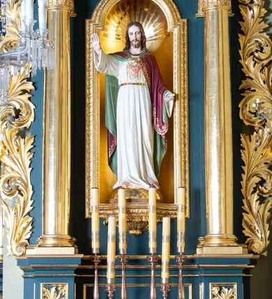 Zdjęcie nr 5: Nastawa architektoniczna, jednoosiowa, dwukondygnacyjna, ustawiona na cokole z wyodrębnionymi dwoma prostopadłościanami. Ołtarz prostopadłościenny, z drewnianą mensą. Antepedium ujęte profilowaną ramą, w polu medalion z monogramem IHS w glorii. Cokół dekorowany płycinami w partii wyodrębnionych prostopadłościanów wypełnionymi akantem. Pierwsza kondygnacja flankowana parą pilastrów i stojących przed nimi kolumn o kapitelach kompozytowych, dźwigających pełne belkowanie, wyłamane na ich osi, o fryzie dekorowanym rozetami. W polu centralnym nisza w formie stojącego prostokąta, zamkniętego łukiem półkolistym nadwieszonym, ujęta ramą zdobioną ornamentem roślinnym, z figurą Najświętszego Serca Jezusa. Druga kondygnacja ustawiona na cokole z wyodrębnionymi prostopadłościanami, flankowana parą pilastrów i stojących przed nimi kolumn o kapitelach kompozytowych, dźwigających imposty i fragmenty przerwanego, półkolistego przyczółka. Całość zamknięta fragmentem falistego gzymsu. W polu obraz św. Szymona z Lipnicy w formie stojącego prostokąta o ściętych narożach, ujętego ramą zdobioną ornamentem roślinnym. Obie kondygnacje z uszami utworzonymi ze stylizowanego akantu. Struktura polichromowana w kolorze zielonym, ze złoconymi kolumnami, profilami i ornamentyką. 